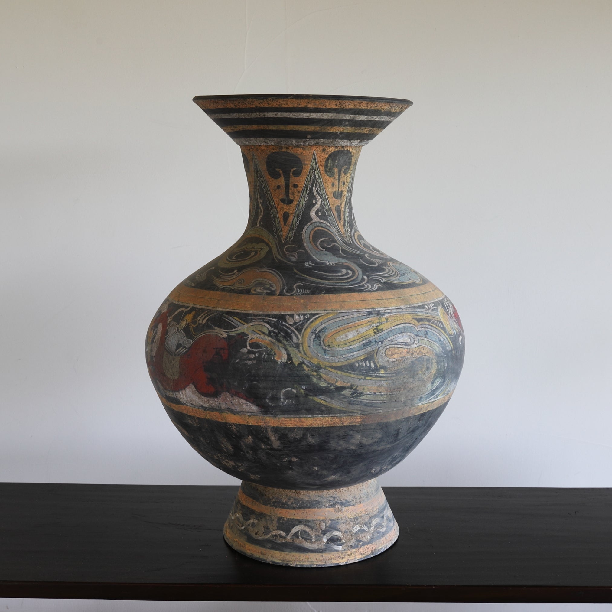GEFÄSS, Graue Irdenware mit Schlicker und Pigmenten, mit wolkendesign, Han-Dynastie(206 v. Chr.–220 n. Chr.)
