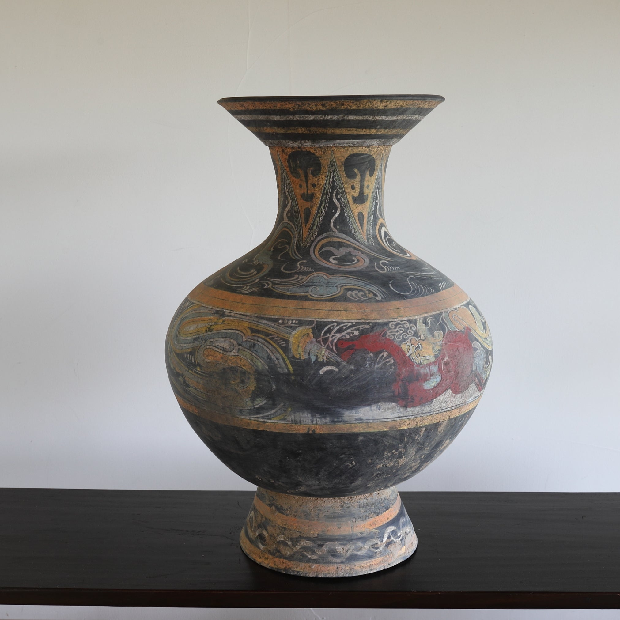 GEFÄSS, Graue Irdenware mit Schlicker und Pigmenten, mit wolkendesign, Han-Dynastie(206 v. Chr.–220 n. Chr.)
