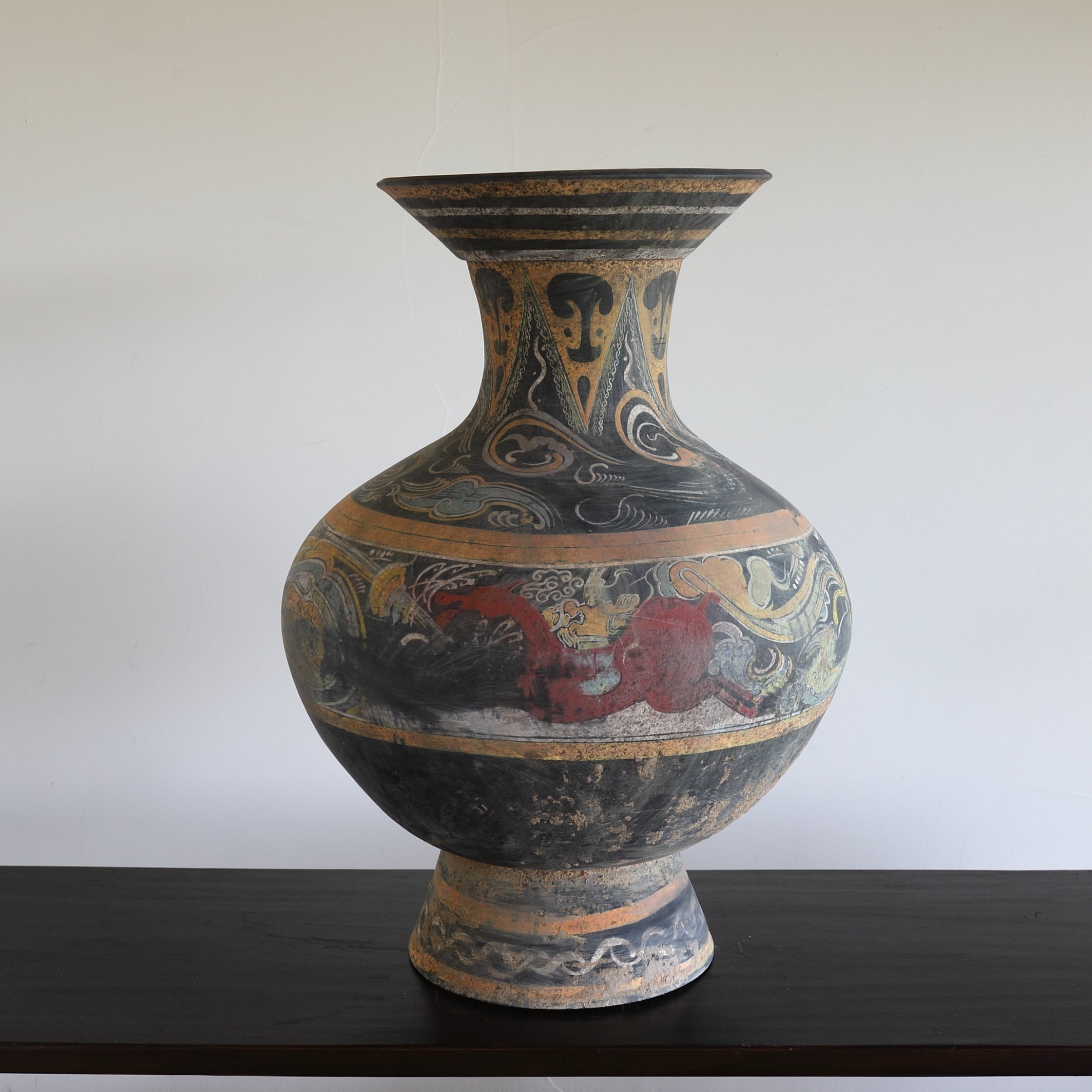 GEFÄSS, Graue Irdenware mit Schlicker und Pigmenten, mit wolkendesign, Han-Dynastie(206 v. Chr.–220 n. Chr.)