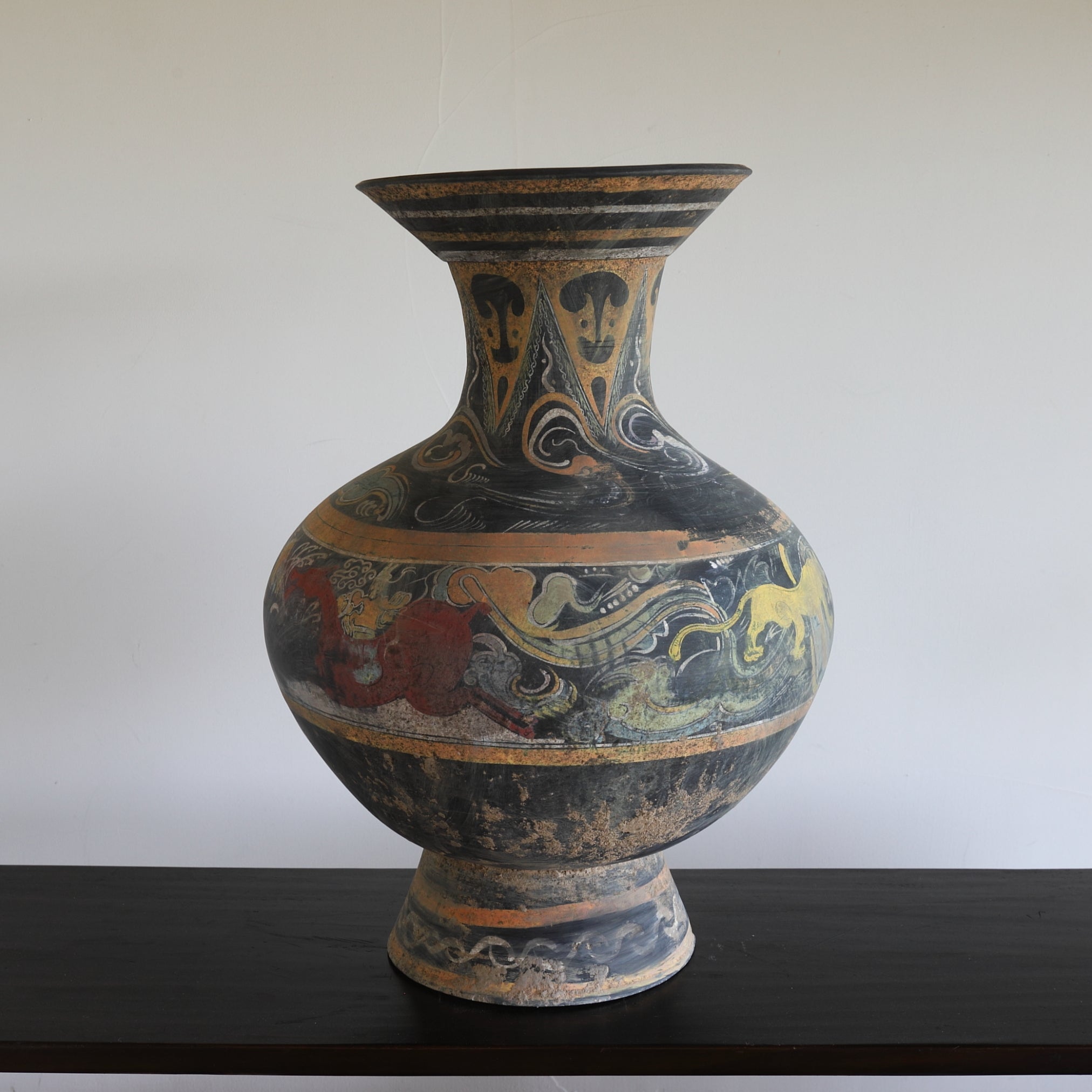 GEFÄSS, Graue Irdenware mit Schlicker und Pigmenten, mit wolkendesign, Han-Dynastie(206 v. Chr.–220 n. Chr.)