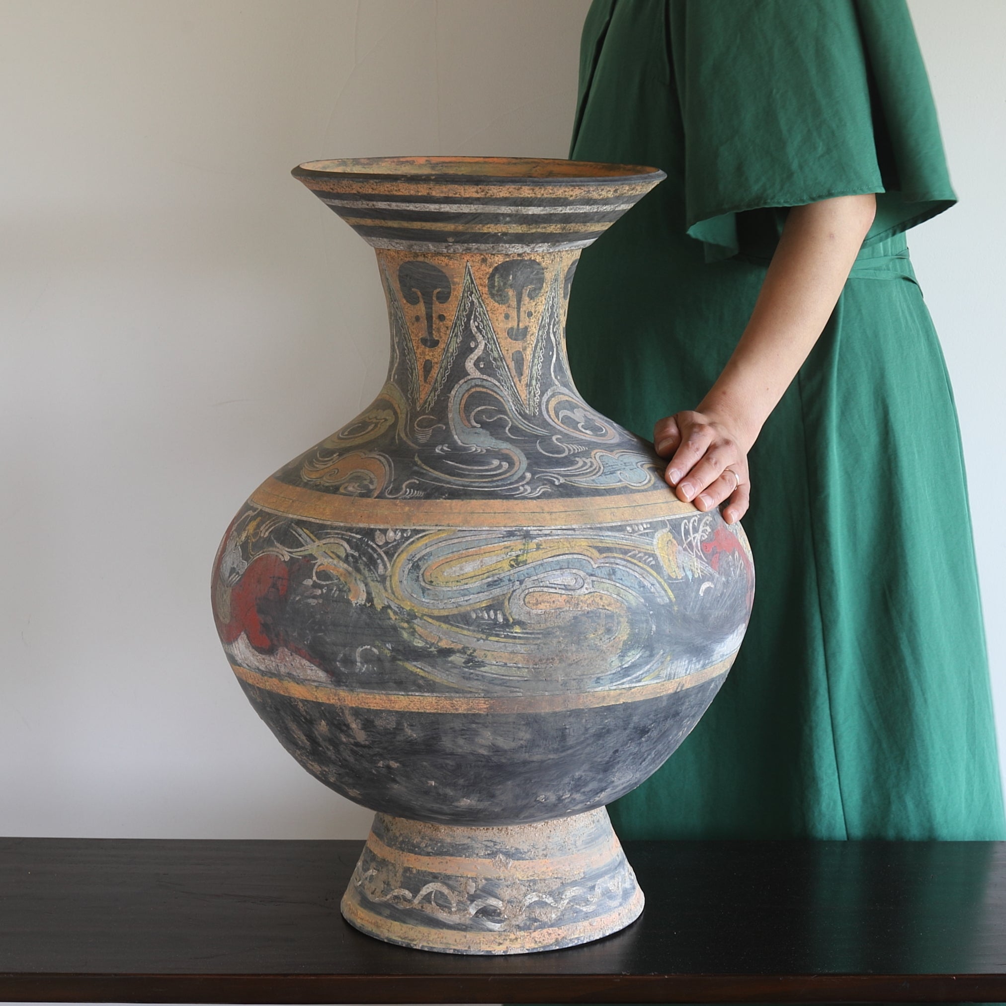 GEFÄSS, Graue Irdenware mit Schlicker und Pigmenten, mit wolkendesign, Han-Dynastie(206 v. Chr.–220 n. Chr.)