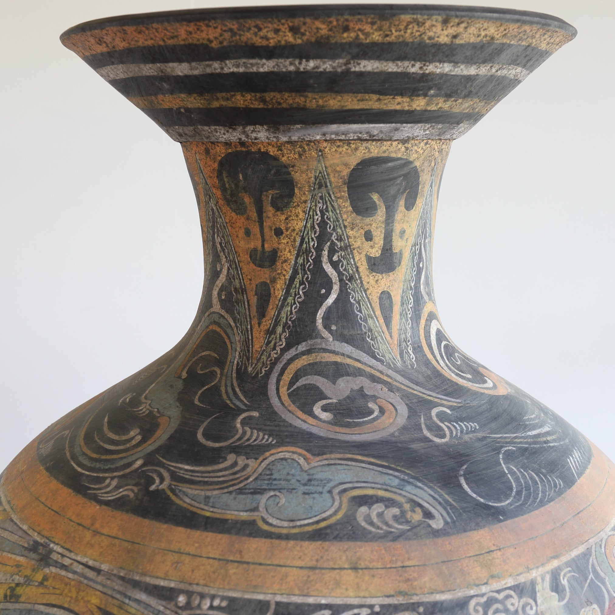 GEFÄSS, Graue Irdenware mit Schlicker und Pigmenten, mit wolkendesign, Han-Dynastie(206 v. Chr.–220 n. Chr.)