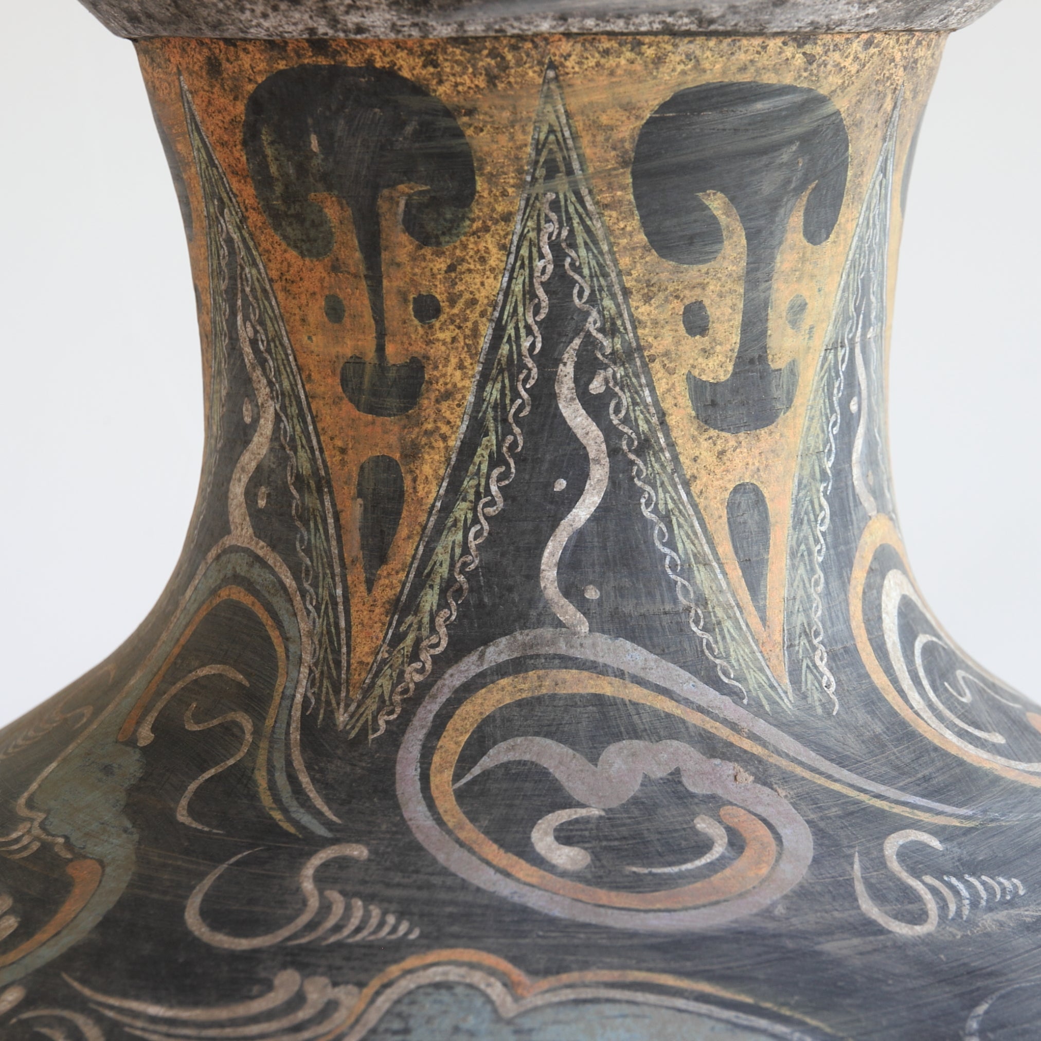 GEFÄSS, Graue Irdenware mit Schlicker und Pigmenten, mit wolkendesign, Han-Dynastie(206 v. Chr.–220 n. Chr.)