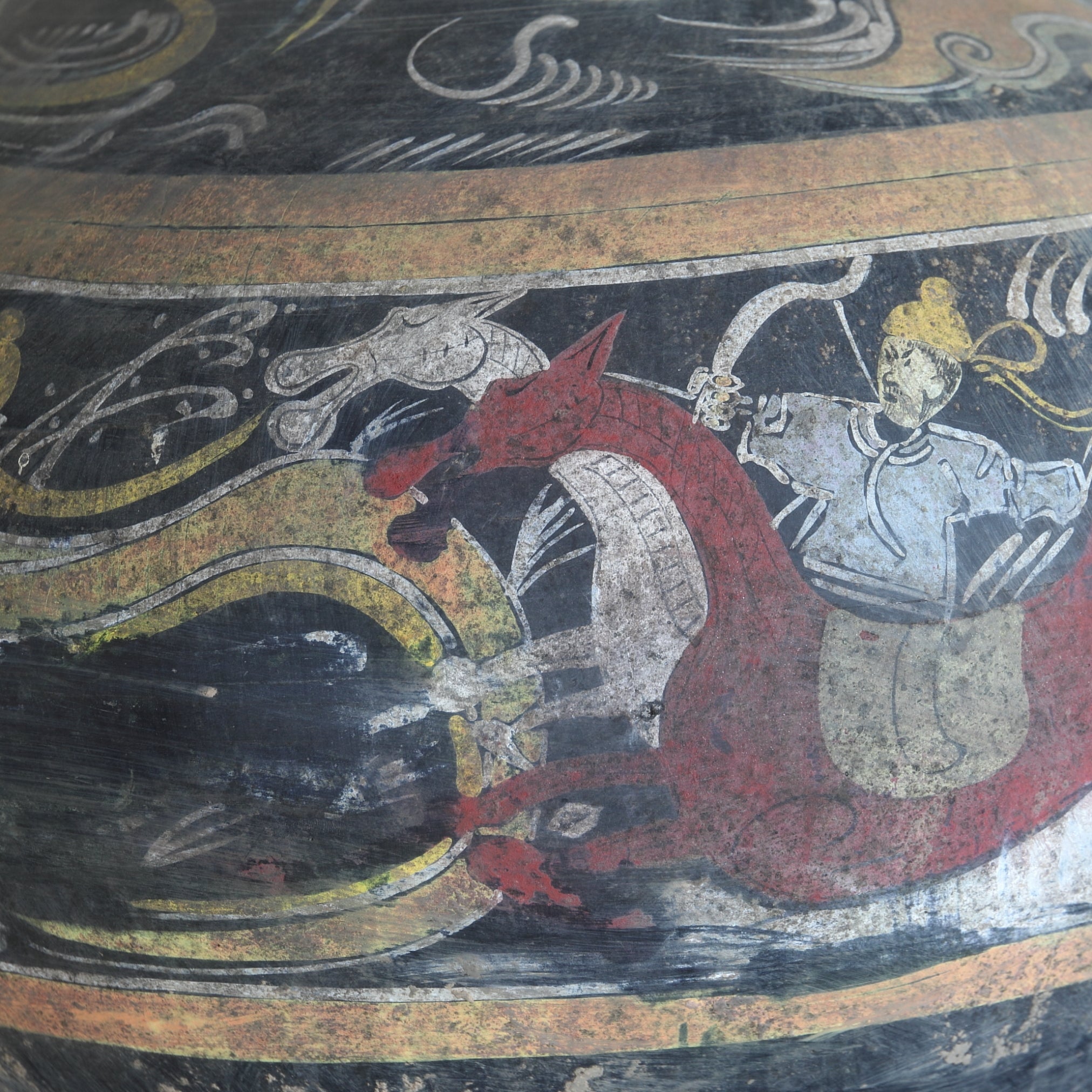 GEFÄSS, Graue Irdenware mit Schlicker und Pigmenten, mit wolkendesign, Han-Dynastie(206 v. Chr.–220 n. Chr.)