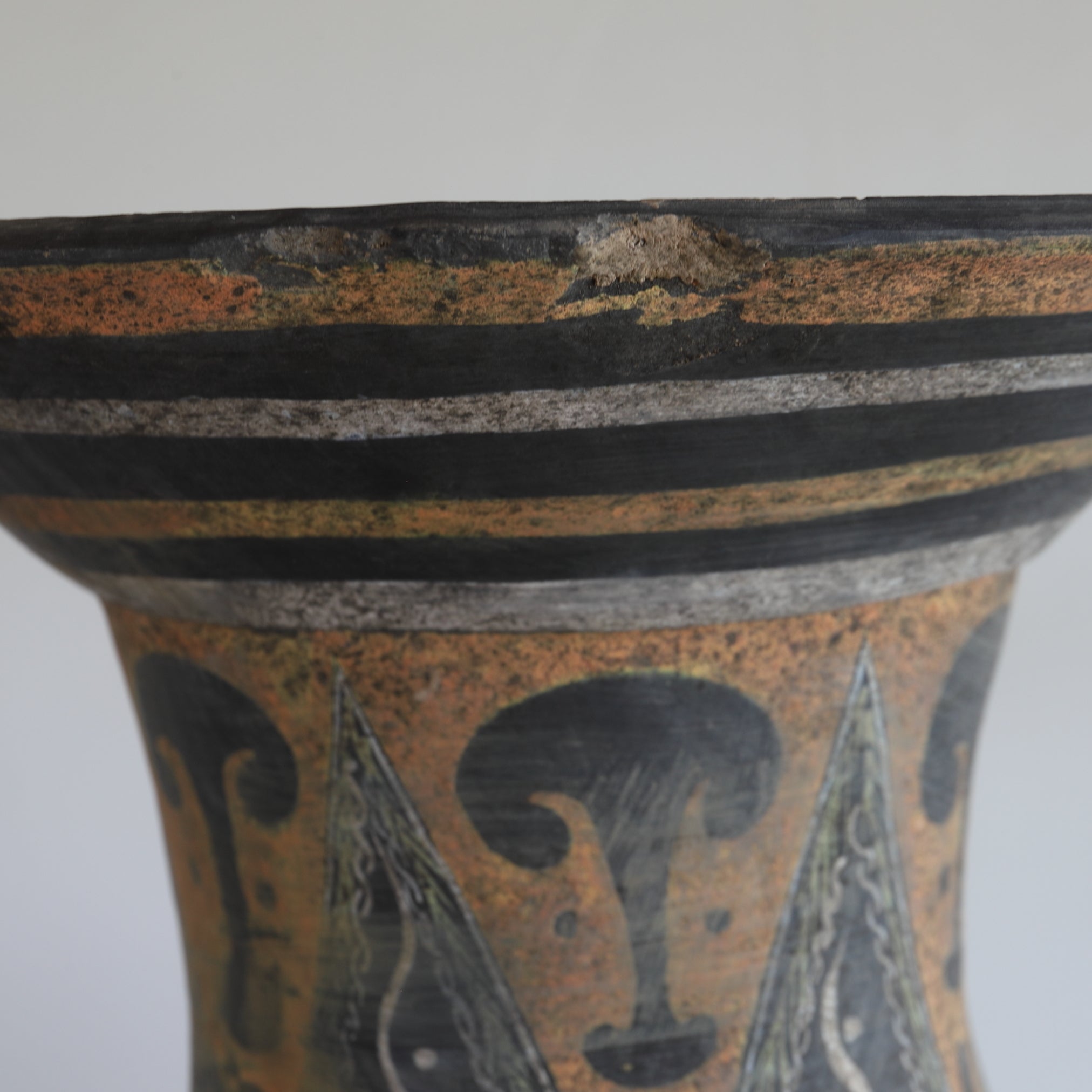 GEFÄSS, Graue Irdenware mit Schlicker und Pigmenten, mit wolkendesign, Han-Dynastie(206 v. Chr.–220 n. Chr.)