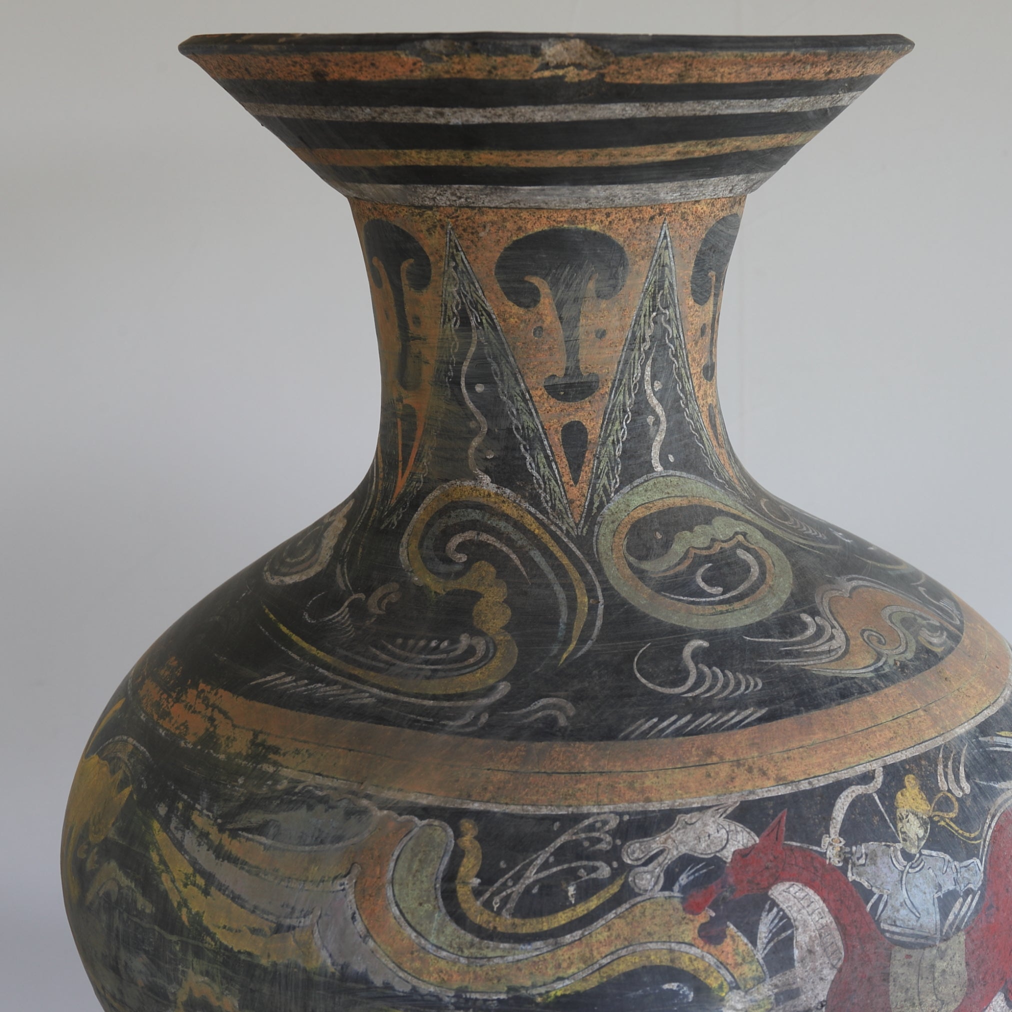GEFÄSS, Graue Irdenware mit Schlicker und Pigmenten, mit wolkendesign, Han-Dynastie(206 v. Chr.–220 n. Chr.)