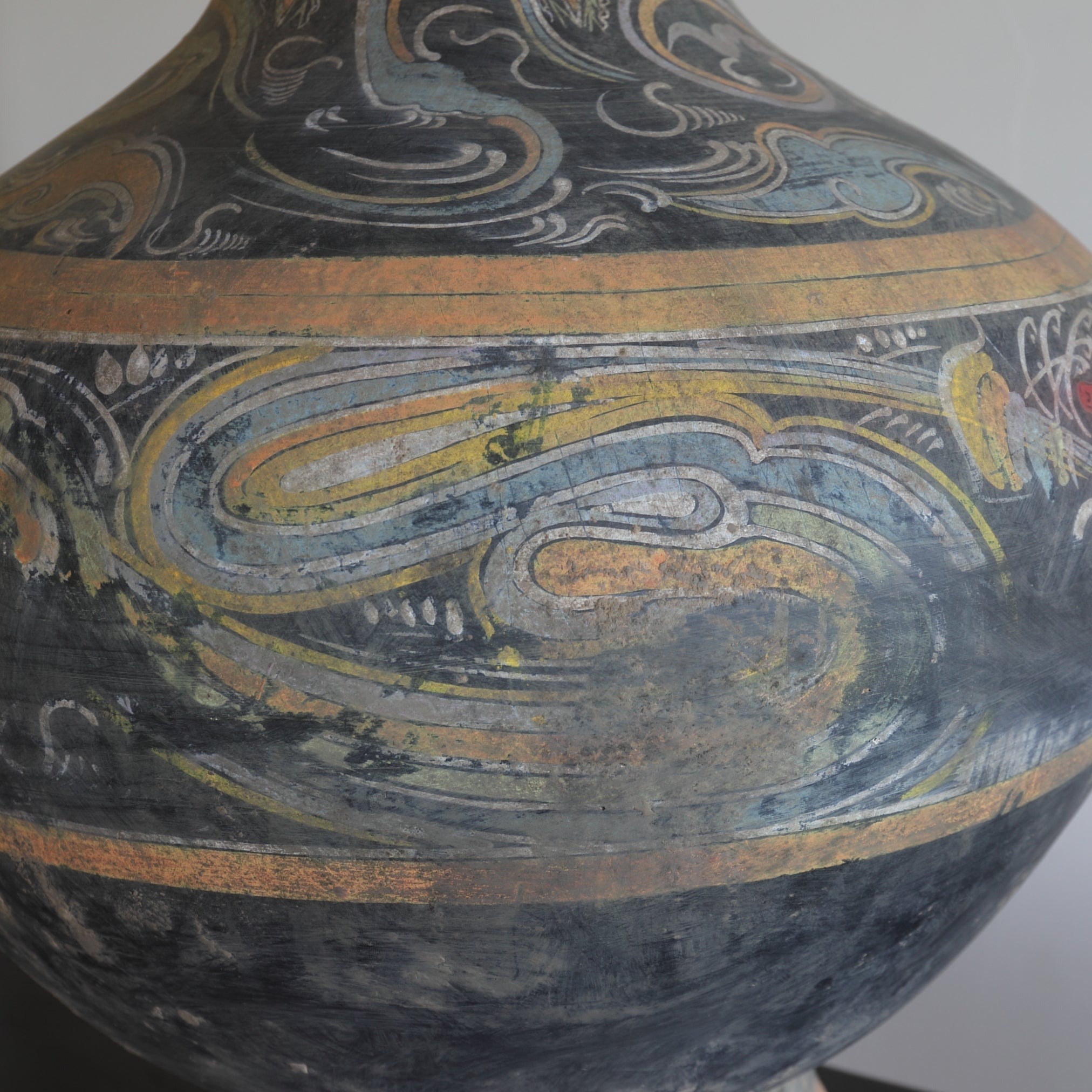 GEFÄSS, Graue Irdenware mit Schlicker und Pigmenten, mit wolkendesign, Han-Dynastie(206 v. Chr.–220 n. Chr.)