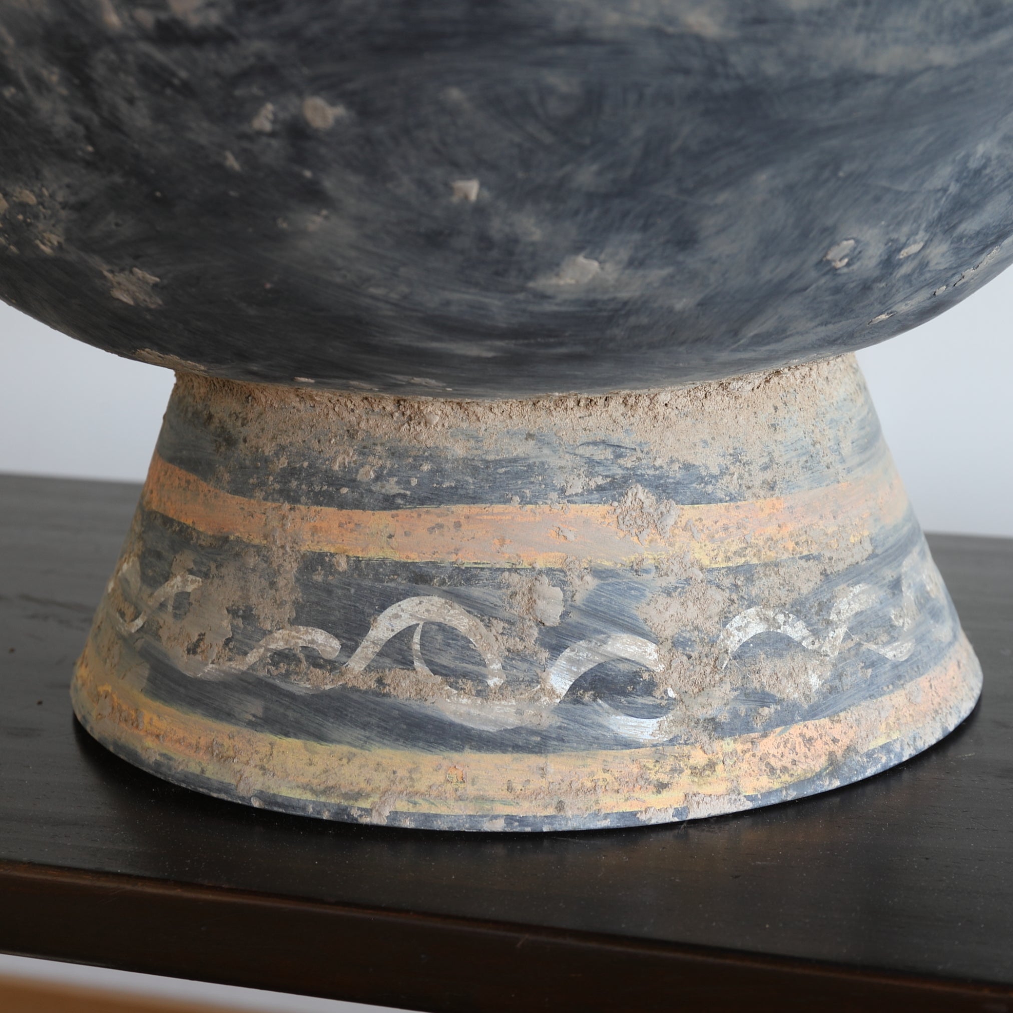 GEFÄSS, Graue Irdenware mit Schlicker und Pigmenten, mit wolkendesign, Han-Dynastie(206 v. Chr.–220 n. Chr.)
