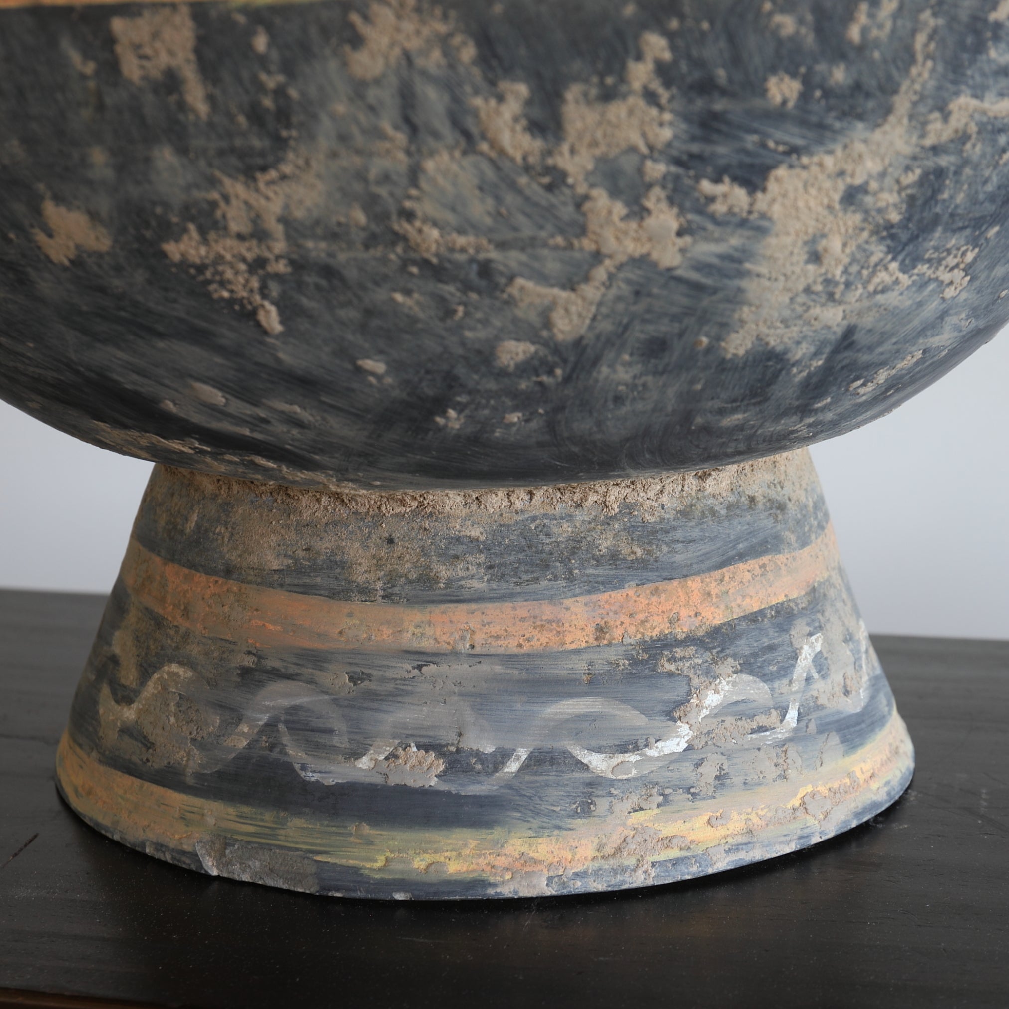 GEFÄSS, Graue Irdenware mit Schlicker und Pigmenten, mit wolkendesign, Han-Dynastie(206 v. Chr.–220 n. Chr.)