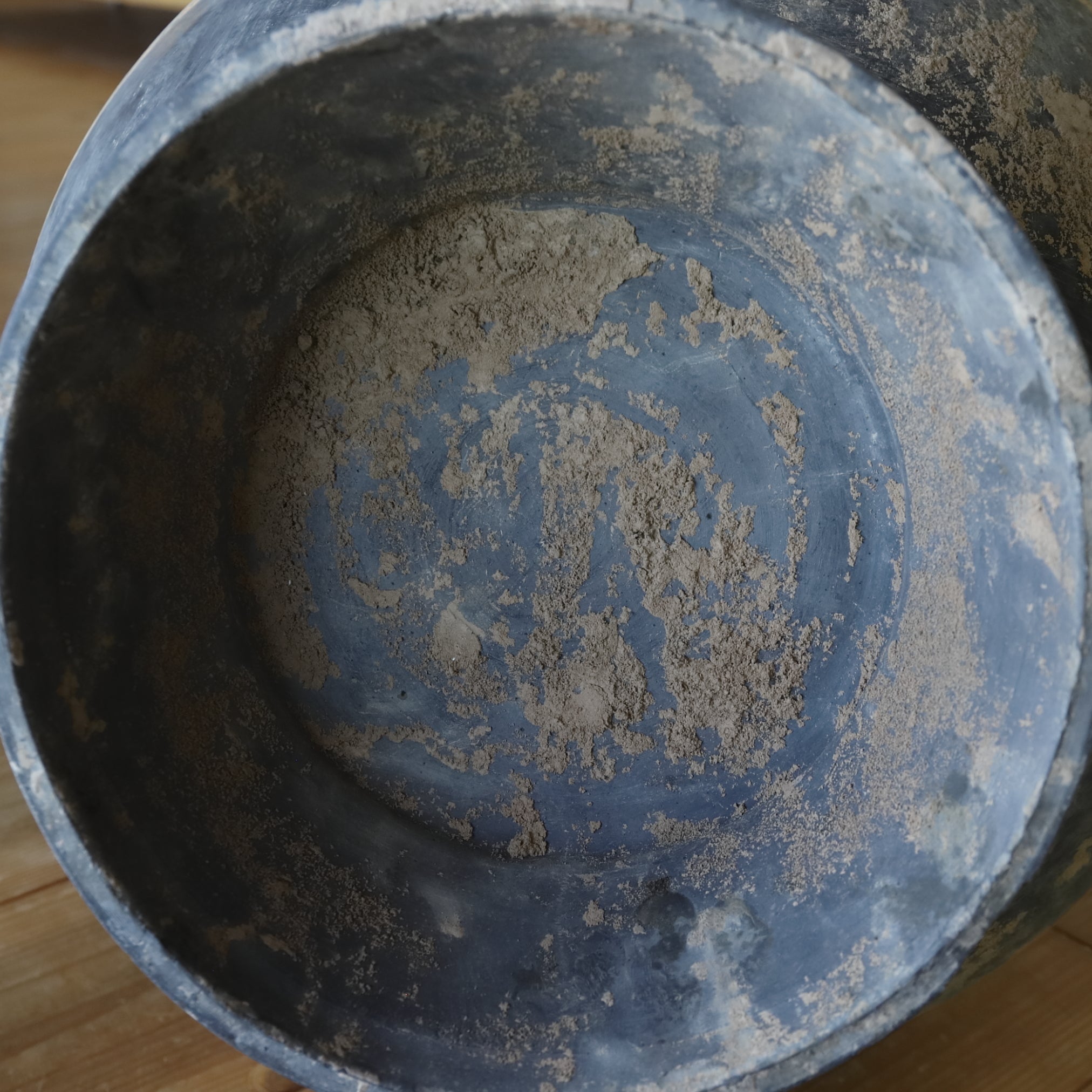 GEFÄSS, Graue Irdenware mit Schlicker und Pigmenten, mit wolkendesign, Han-Dynastie(206 v. Chr.–220 n. Chr.)