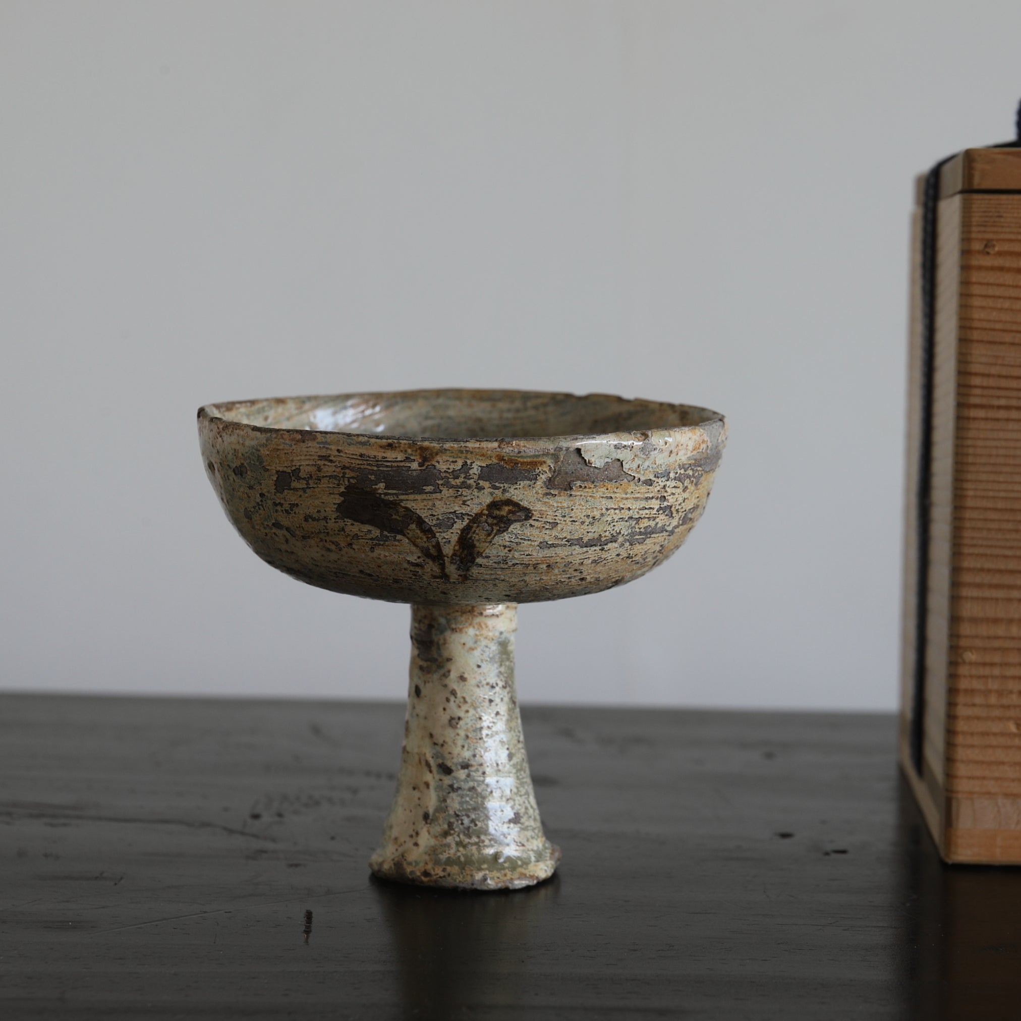 李朝初期 粉青沙器 鉄絵草文馬上杯 李氏朝鮮時代/1392-1897CE 