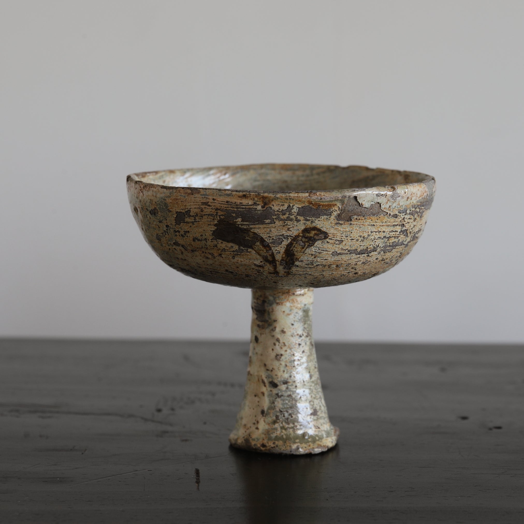 BECHER, Buncheong-Ware mit unterglasur-eisenbemalter grasmuster, Joseon-Dynastie(1392–1897 n. Chr.)