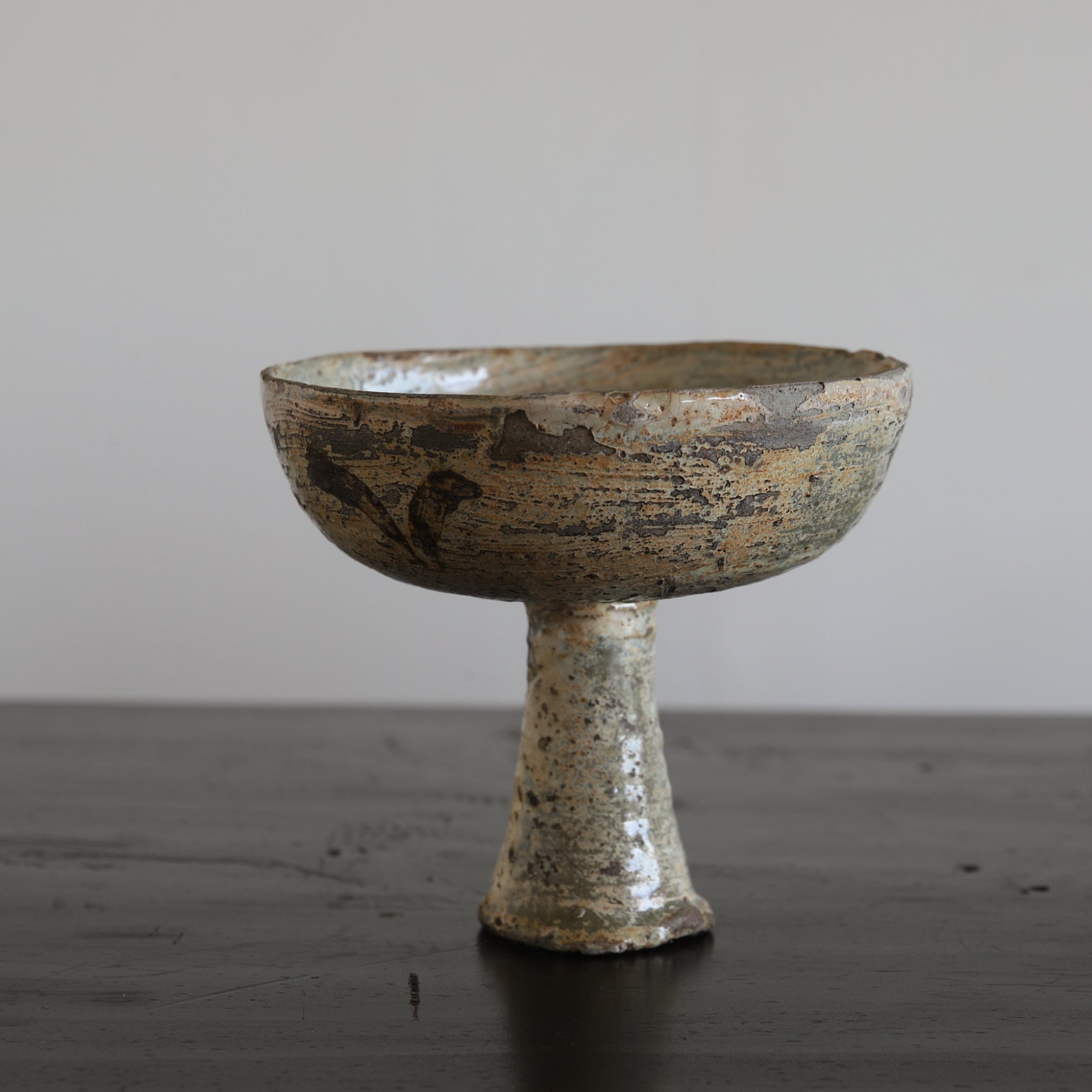 BECHER, Buncheong-Ware mit unterglasur-eisenbemalter grasmuster, Joseon-Dynastie(1392–1897 n. Chr.)