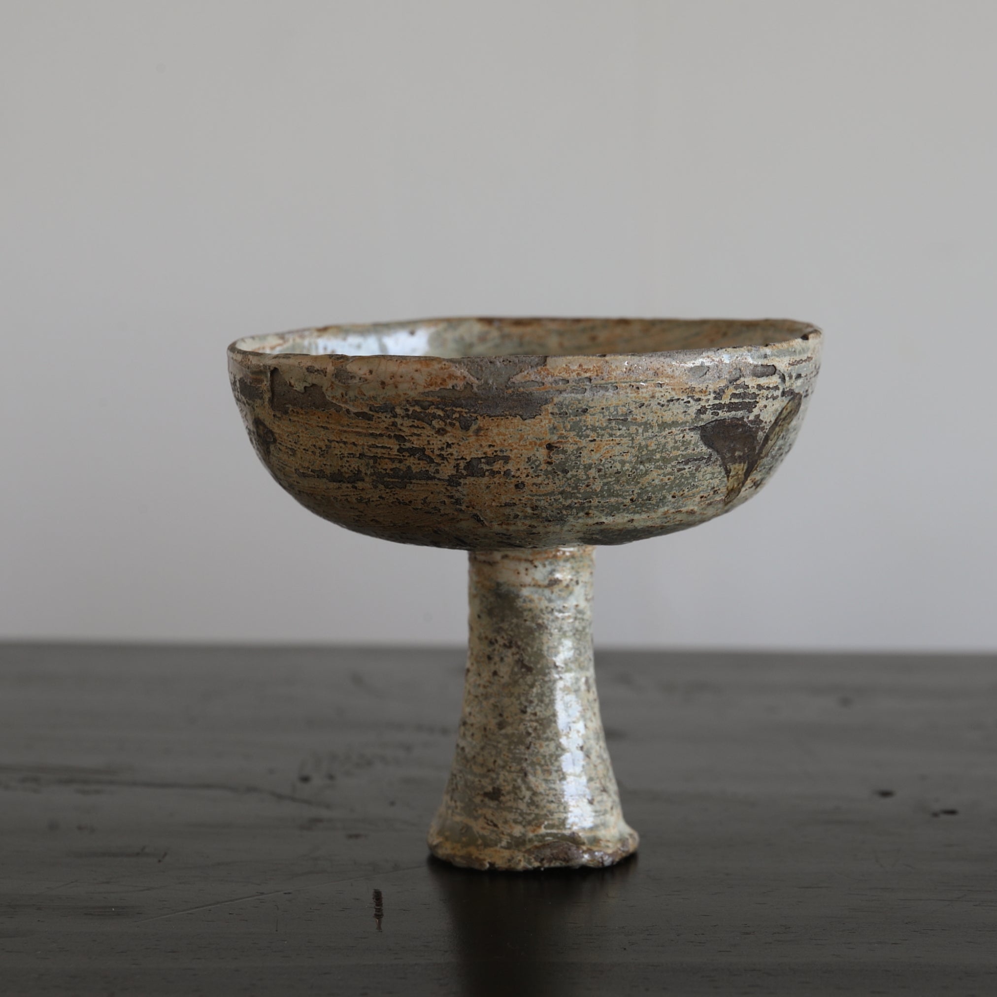 BECHER, Buncheong-Ware mit unterglasur-eisenbemalter grasmuster, Joseon-Dynastie(1392–1897 n. Chr.)