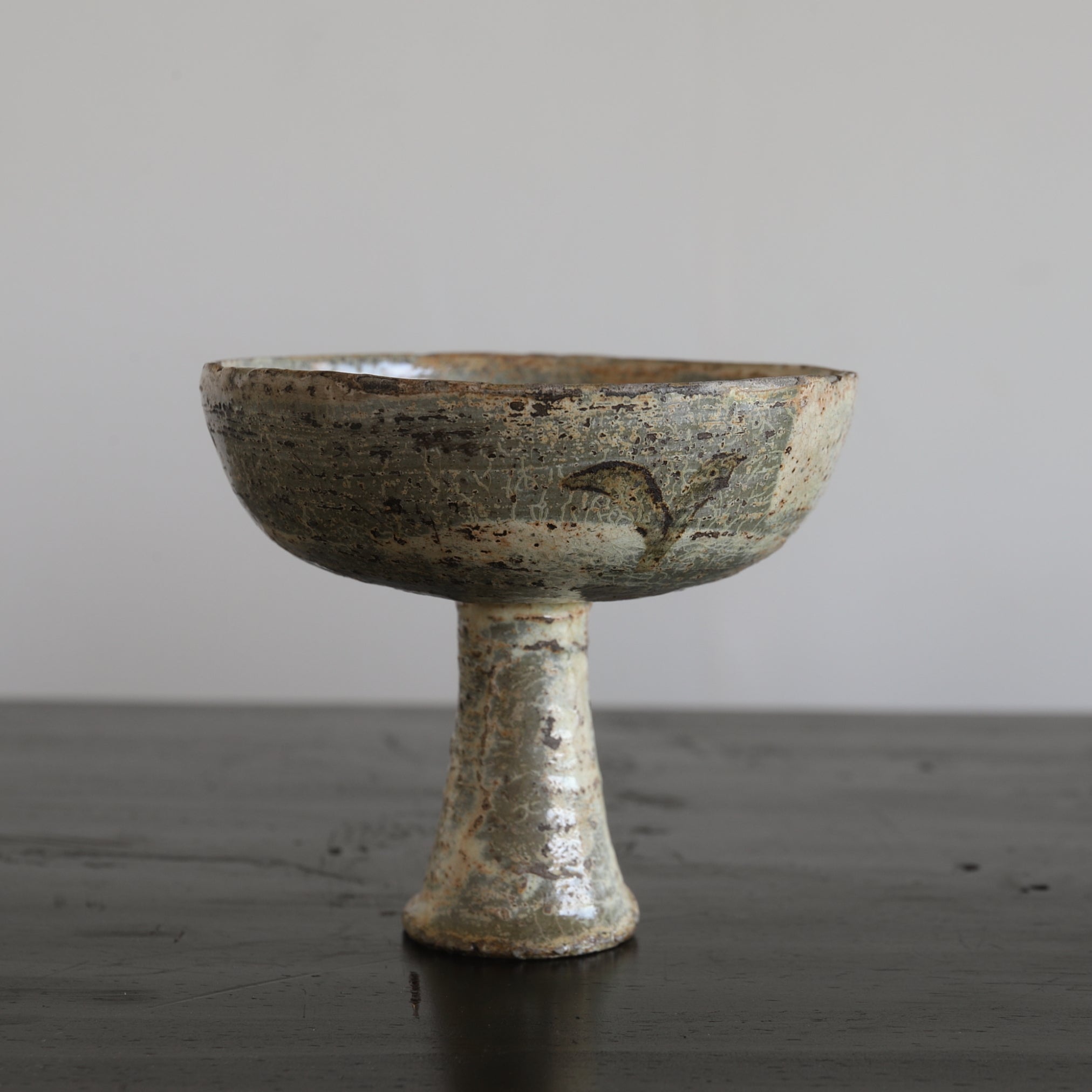 BECHER, Buncheong-Ware mit unterglasur-eisenbemalter grasmuster, Joseon-Dynastie(1392–1897 n. Chr.)