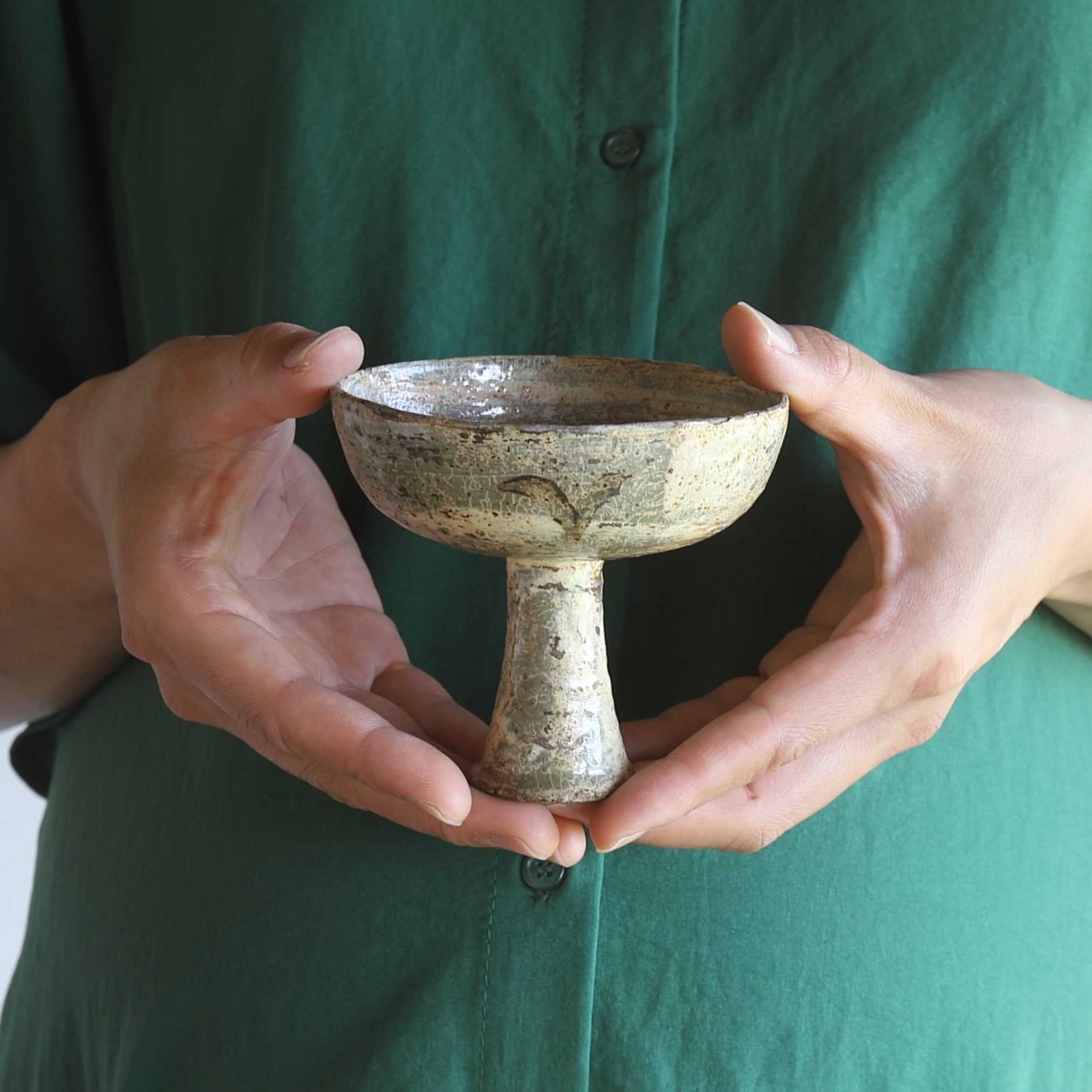 BECHER, Buncheong-Ware mit unterglasur-eisenbemalter grasmuster, Joseon-Dynastie(1392–1897 n. Chr.)