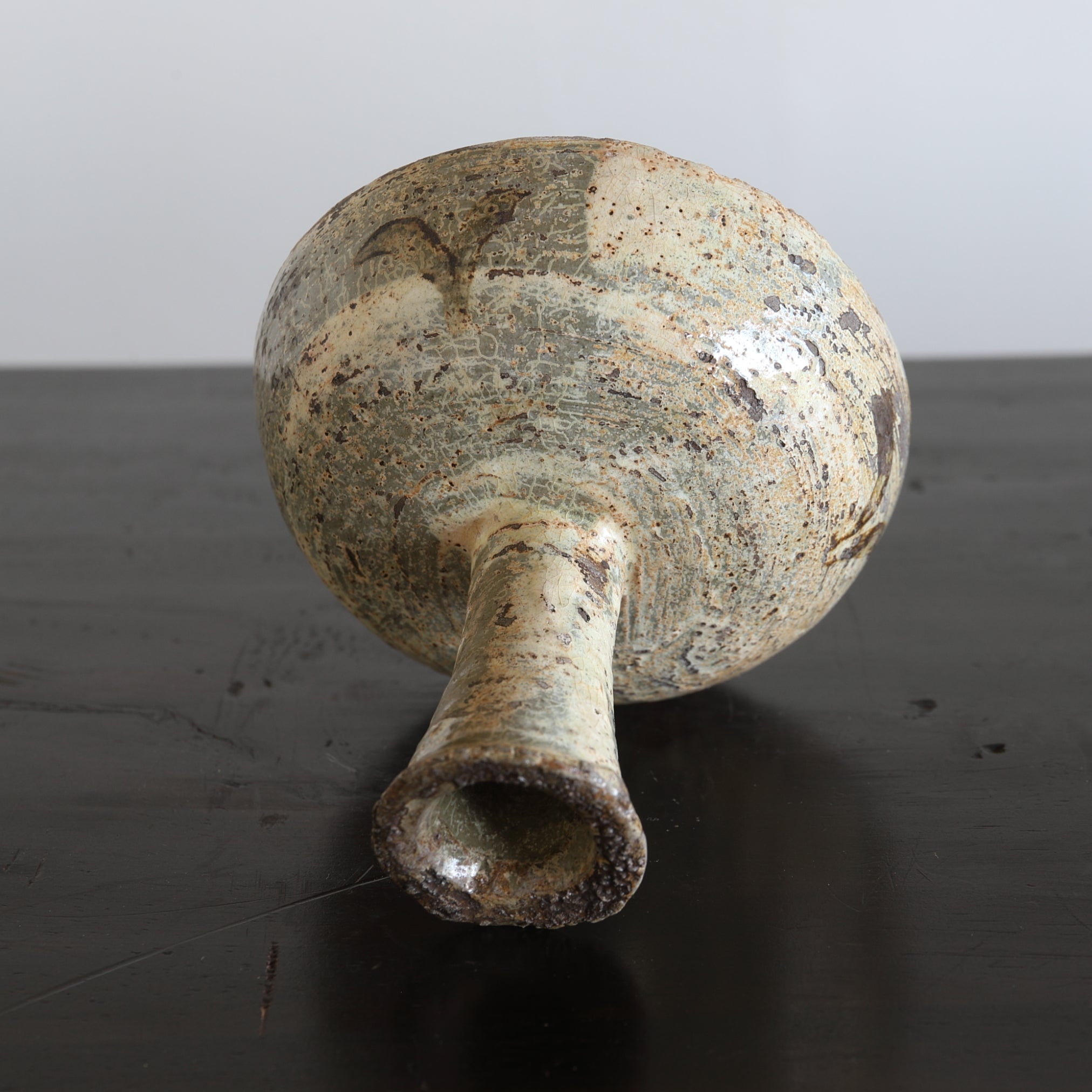 BECHER, Buncheong-Ware mit unterglasur-eisenbemalter grasmuster, Joseon-Dynastie(1392–1897 n. Chr.)