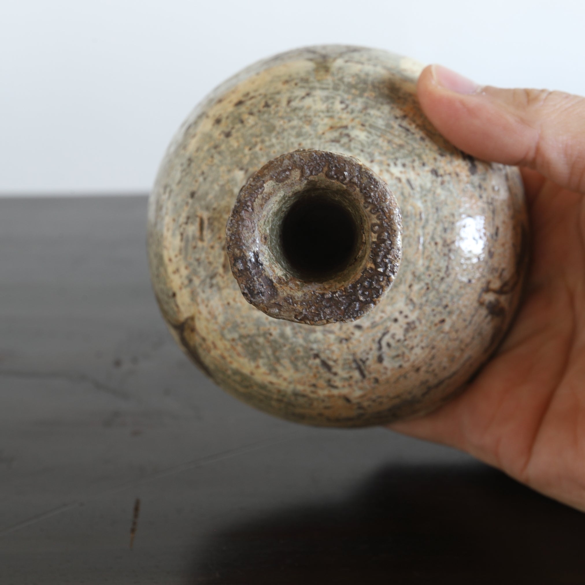 BECHER, Buncheong-Ware mit unterglasur-eisenbemalter grasmuster, Joseon-Dynastie(1392–1897 n. Chr.)
