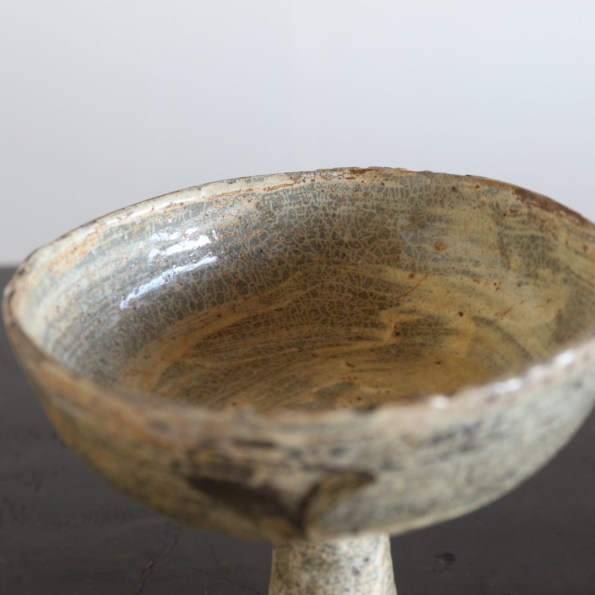 BECHER, Buncheong-Ware mit unterglasur-eisenbemalter grasmuster, Joseon-Dynastie(1392–1897 n. Chr.)