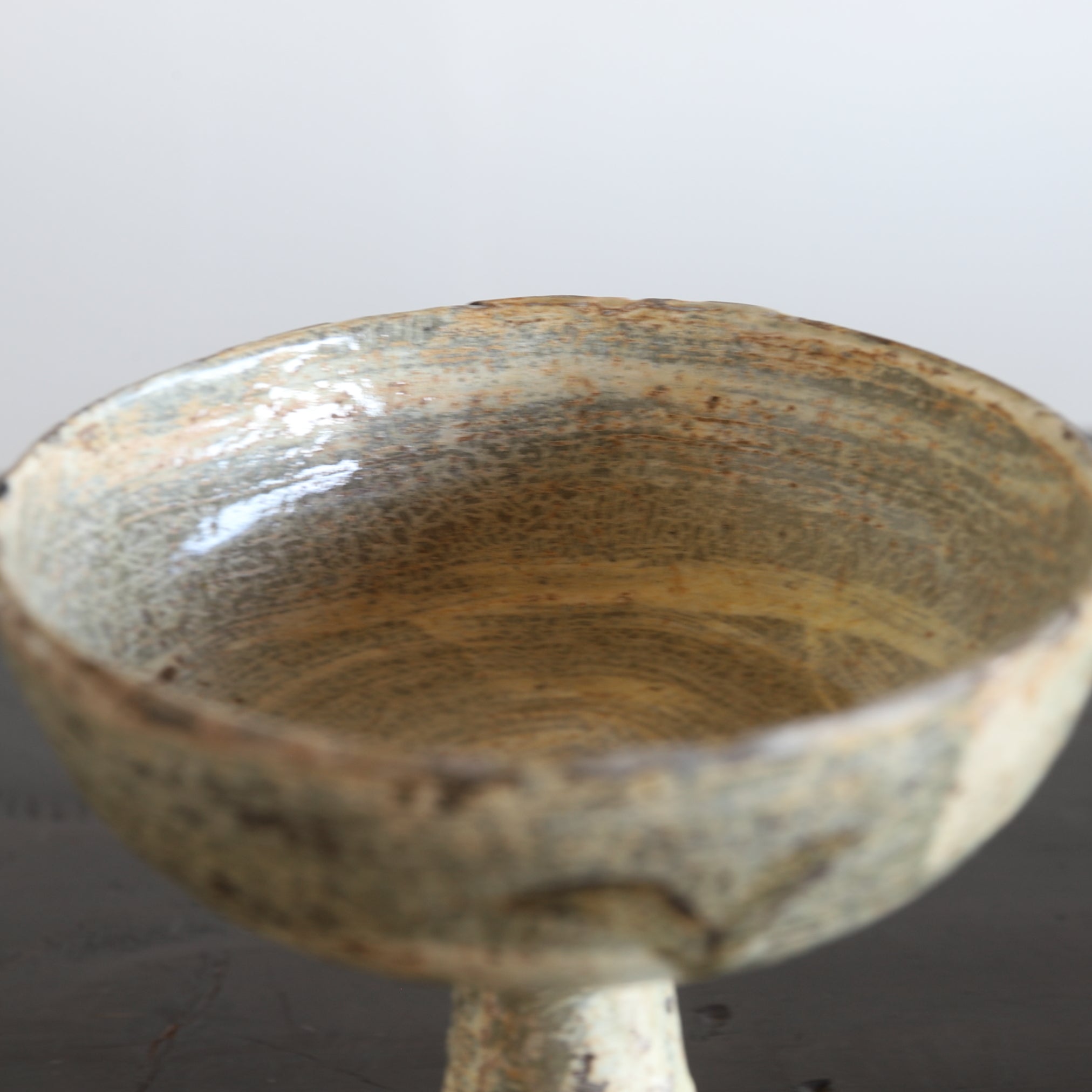 BECHER, Buncheong-Ware mit unterglasur-eisenbemalter grasmuster, Joseon-Dynastie(1392–1897 n. Chr.)