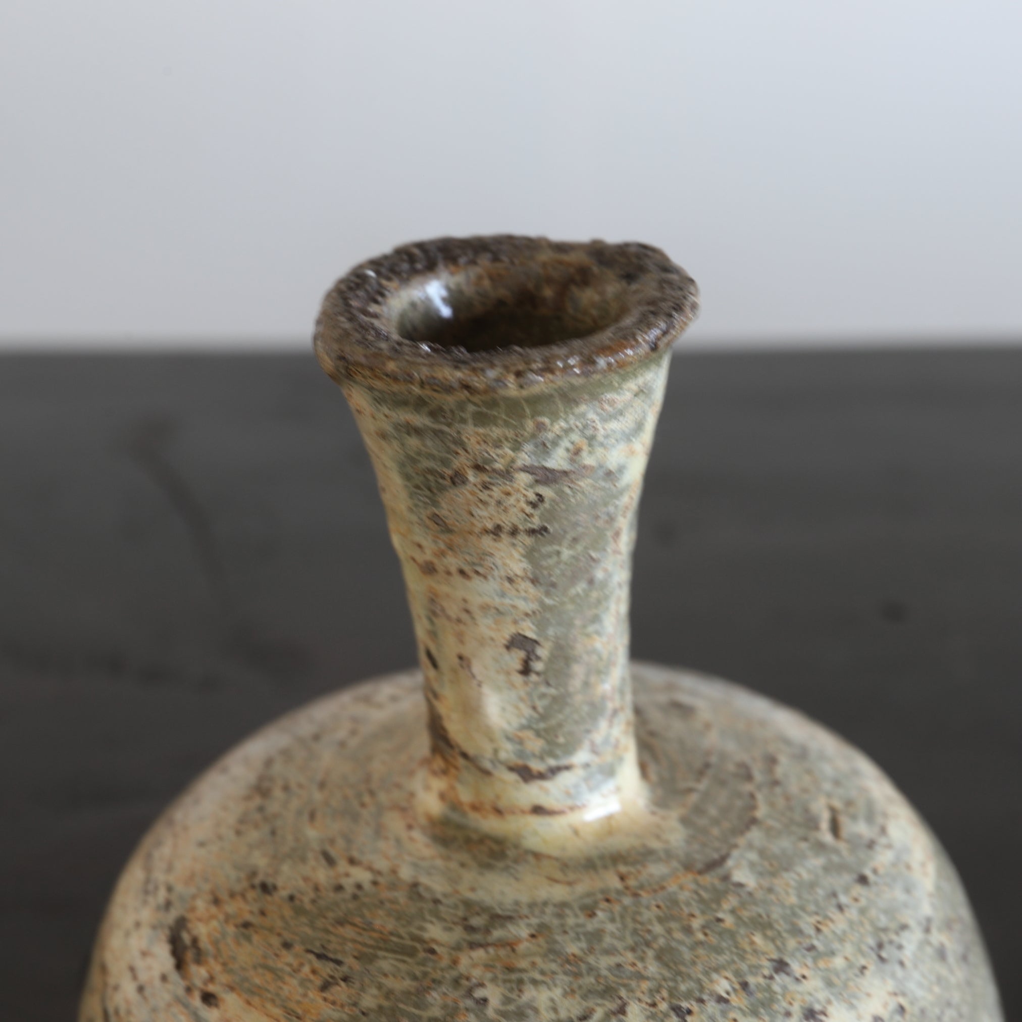 BECHER, Buncheong-Ware mit unterglasur-eisenbemalter grasmuster, Joseon-Dynastie(1392–1897 n. Chr.)