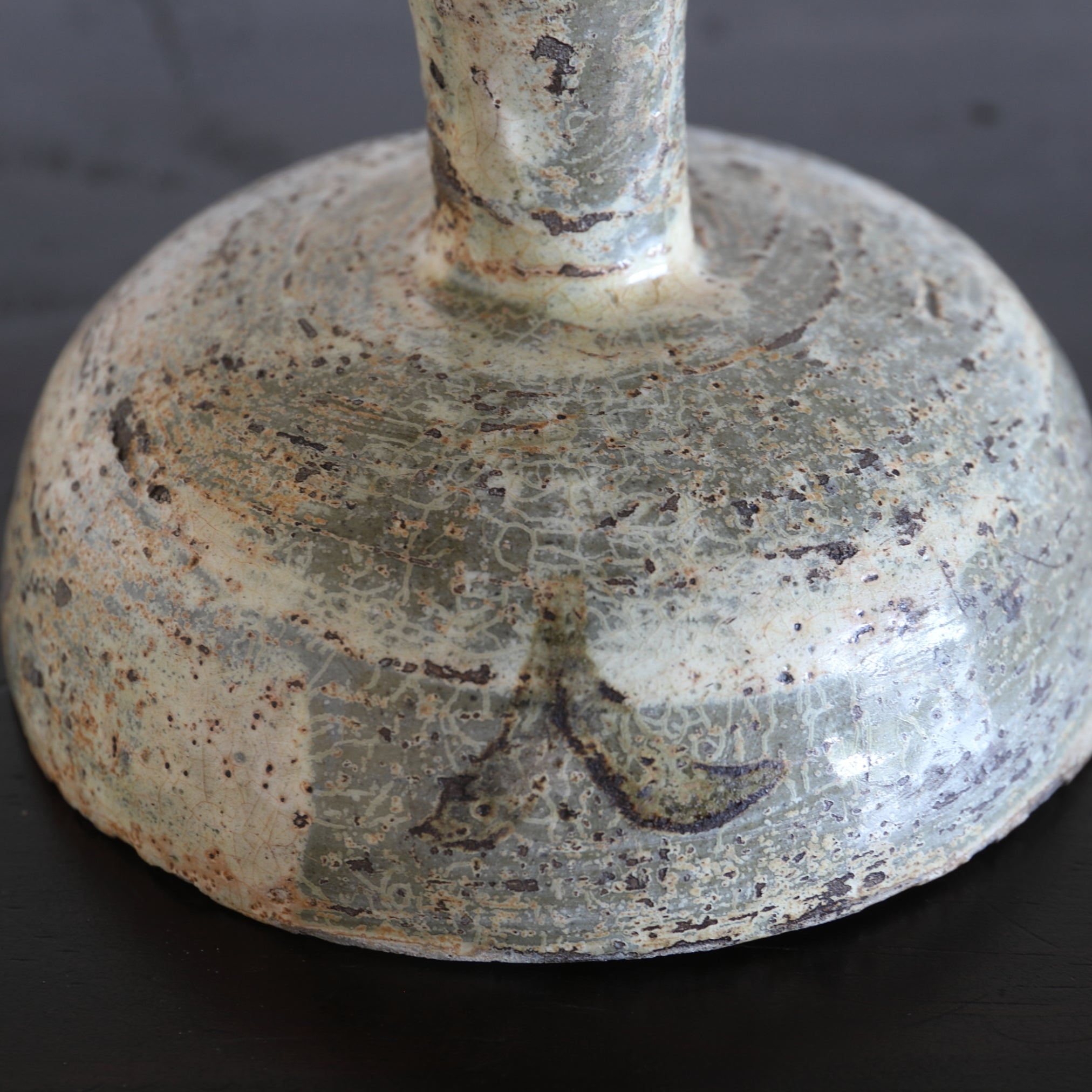 BECHER, Buncheong-Ware mit unterglasur-eisenbemalter grasmuster, Joseon-Dynastie(1392–1897 n. Chr.)
