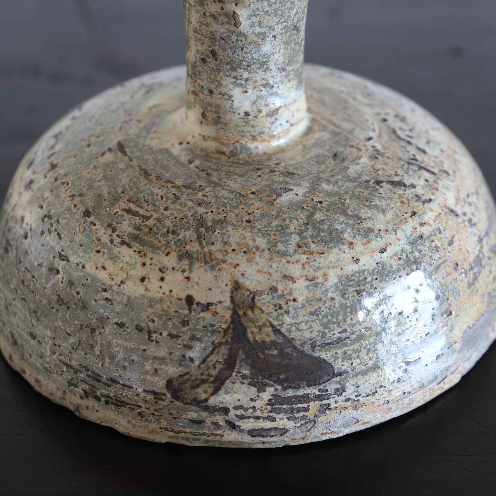 BECHER, Buncheong-Ware mit unterglasur-eisenbemalter grasmuster, Joseon-Dynastie(1392–1897 n. Chr.)