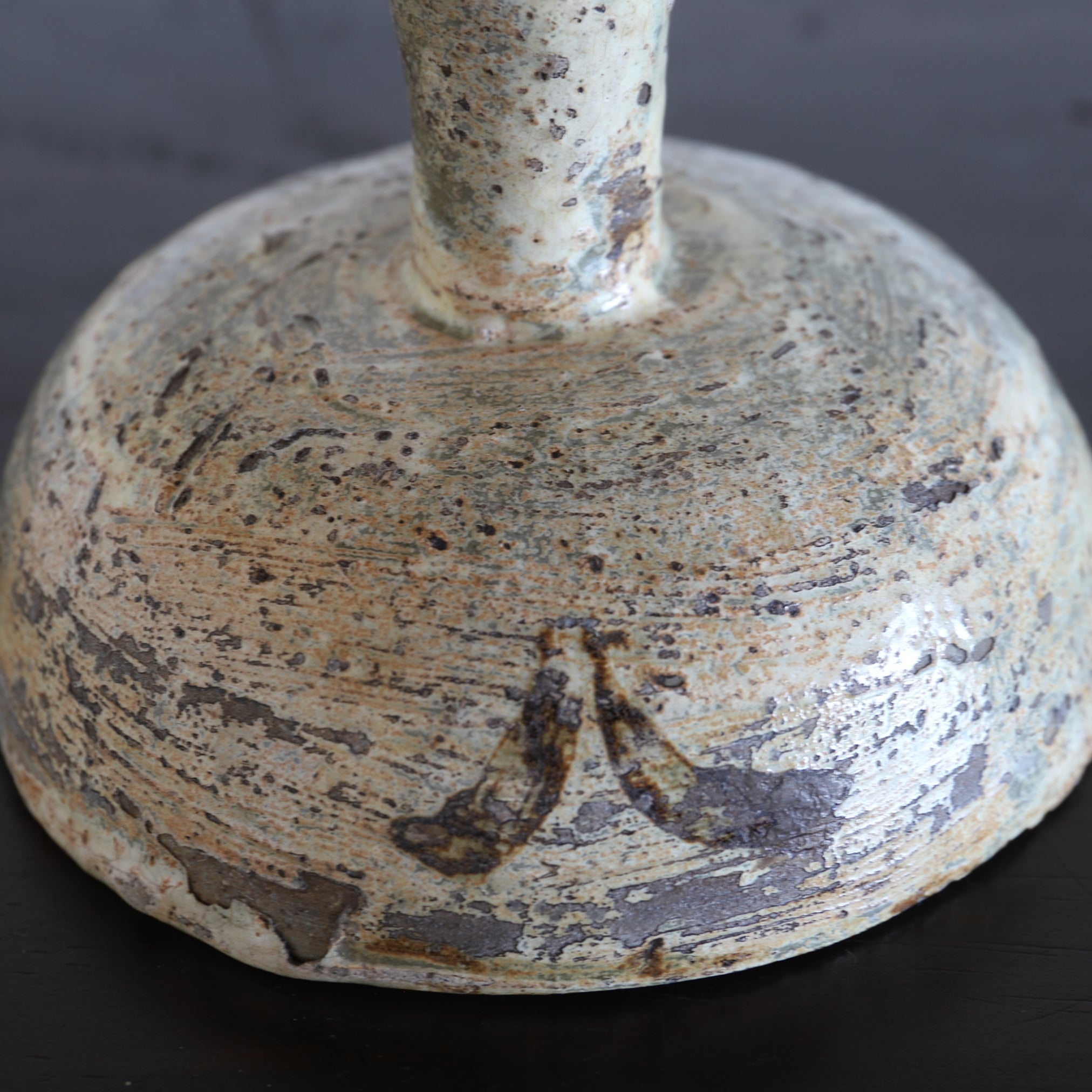 BECHER, Buncheong-Ware mit unterglasur-eisenbemalter grasmuster, Joseon-Dynastie(1392–1897 n. Chr.)