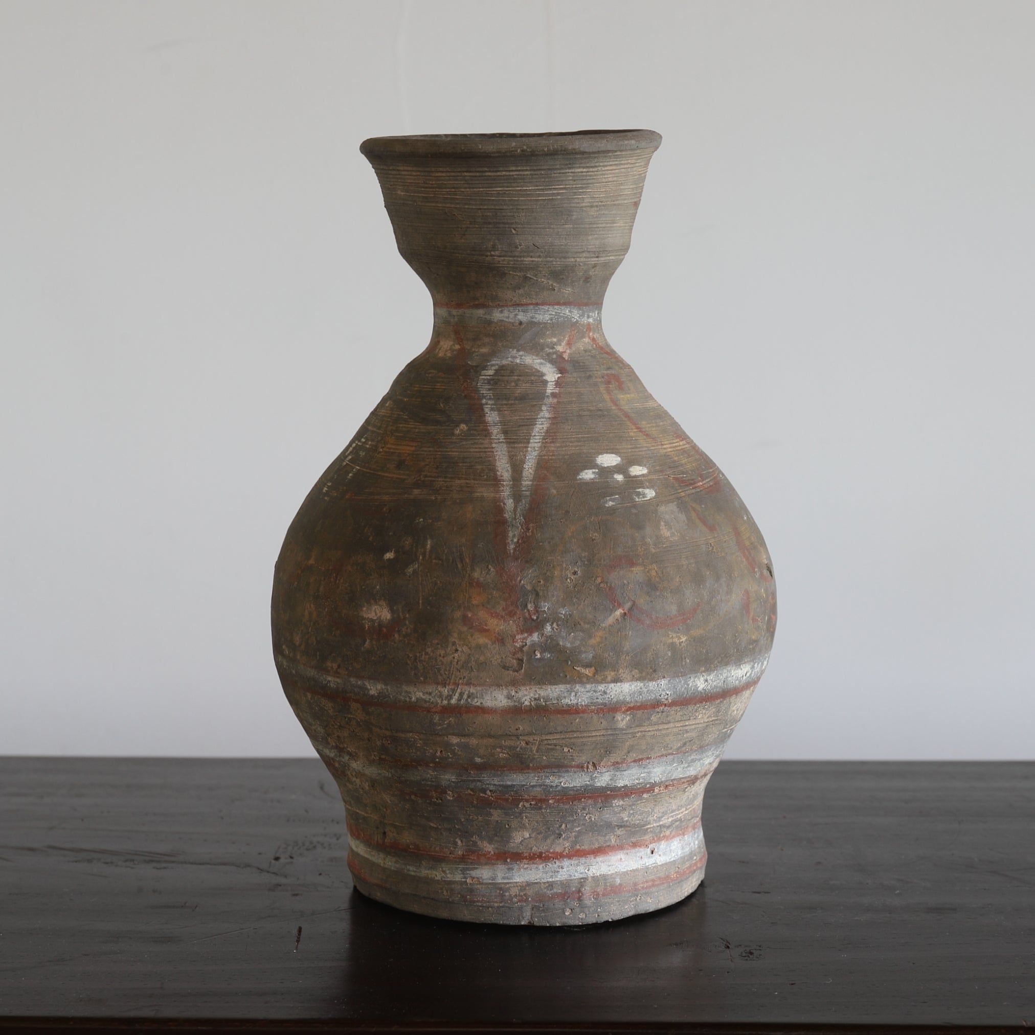 VASO, Terracotta grigia con ingobbio e pigmenti, Dinastia Han(206 a.C.–220 d.C.)