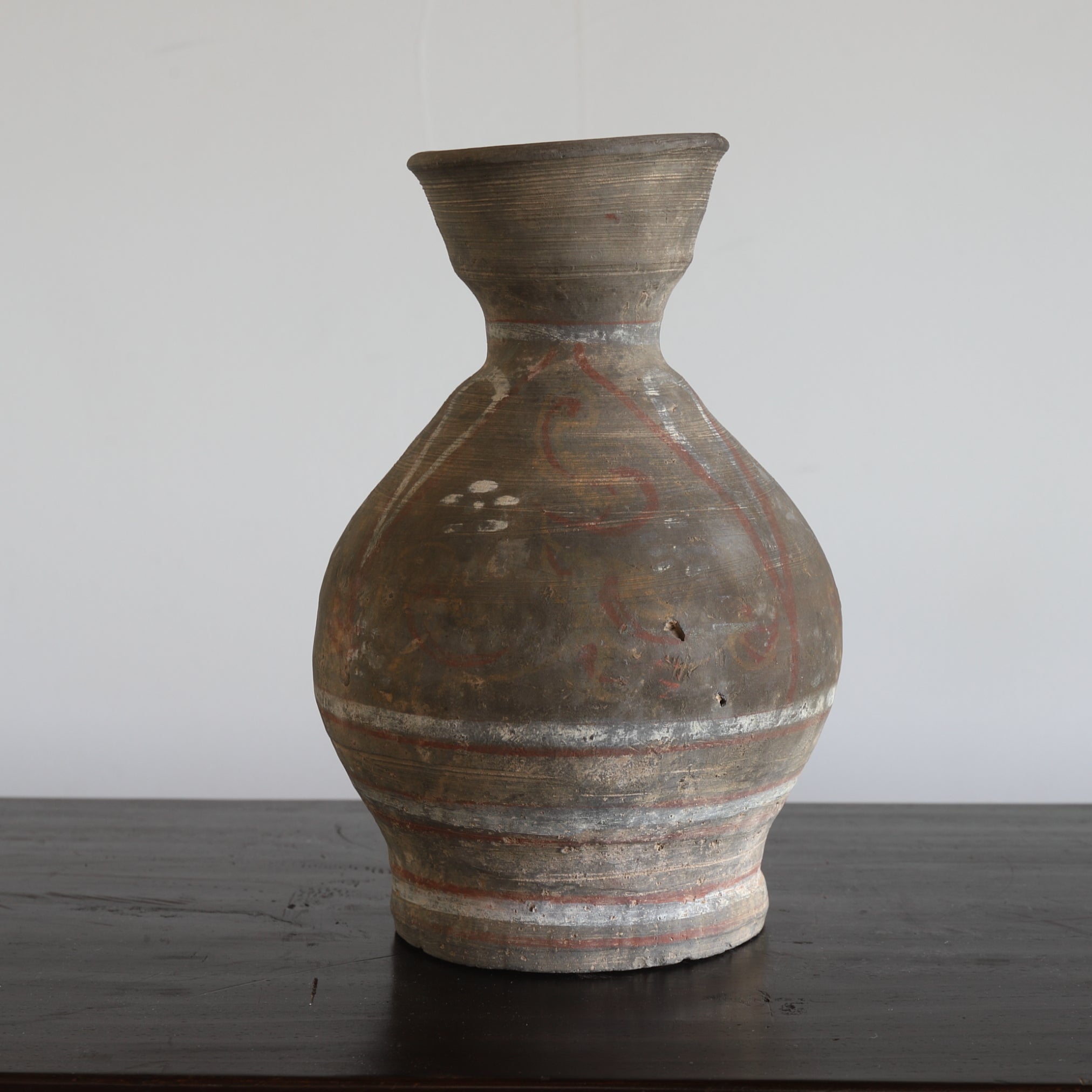 VASO, Terracotta grigia con ingobbio e pigmenti, Dinastia Han(206 a.C.–220 d.C.)