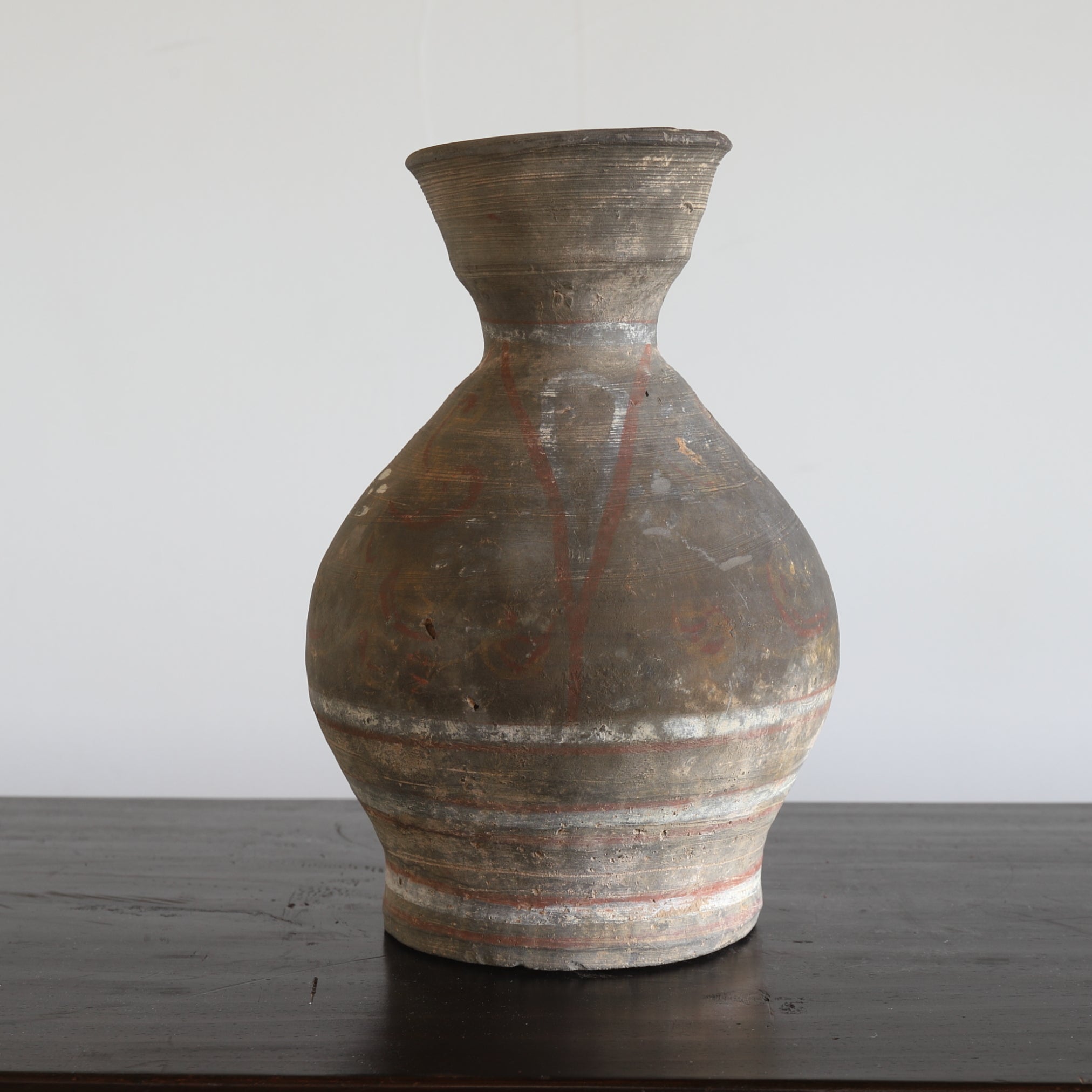 GEFÄSS, Graue Irdenware mit Schlicker und Pigmenten, Han-Dynastie(206 v. Chr.–220 n. Chr.)