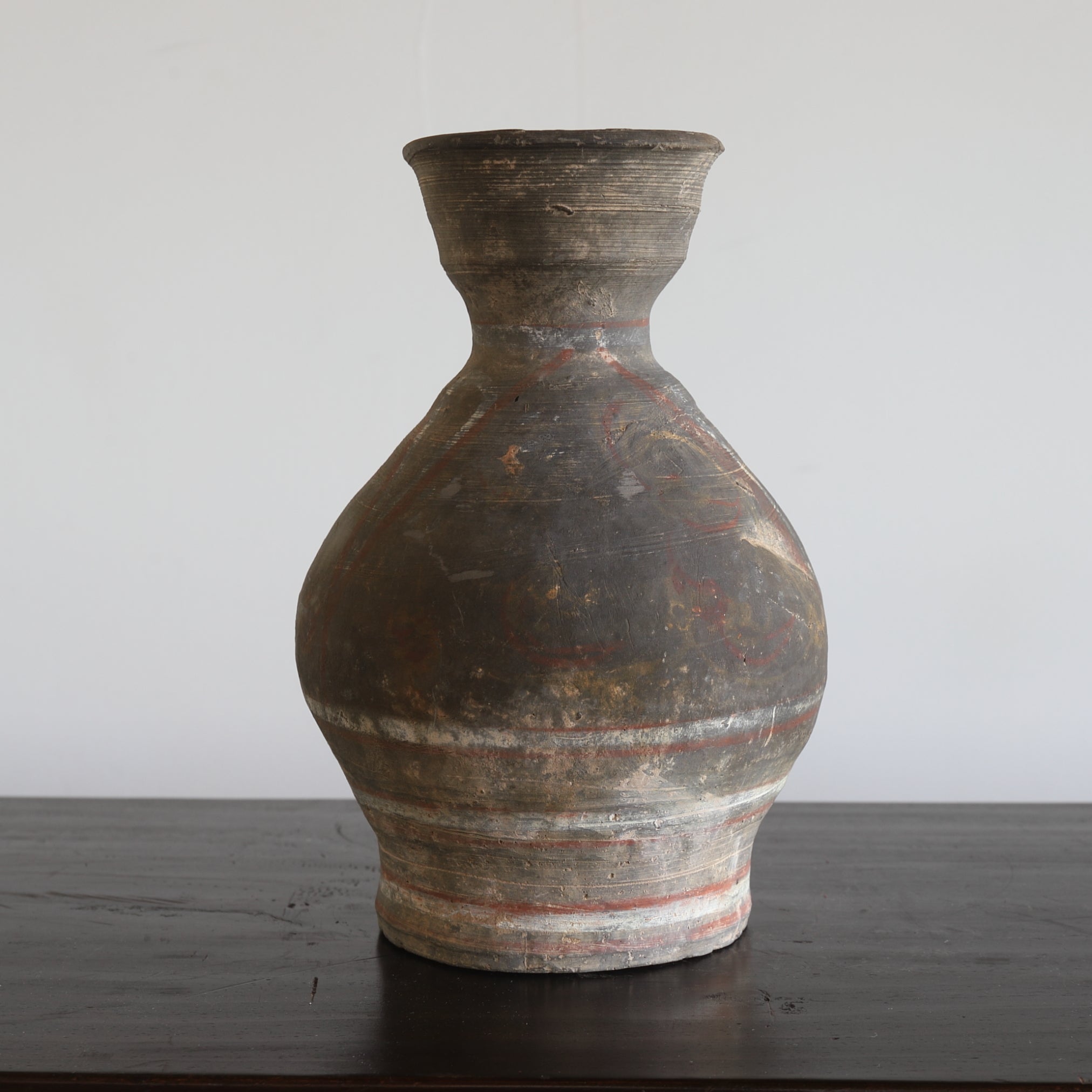 GEFÄSS, Graue Irdenware mit Schlicker und Pigmenten, Han-Dynastie(206 v. Chr.–220 n. Chr.)