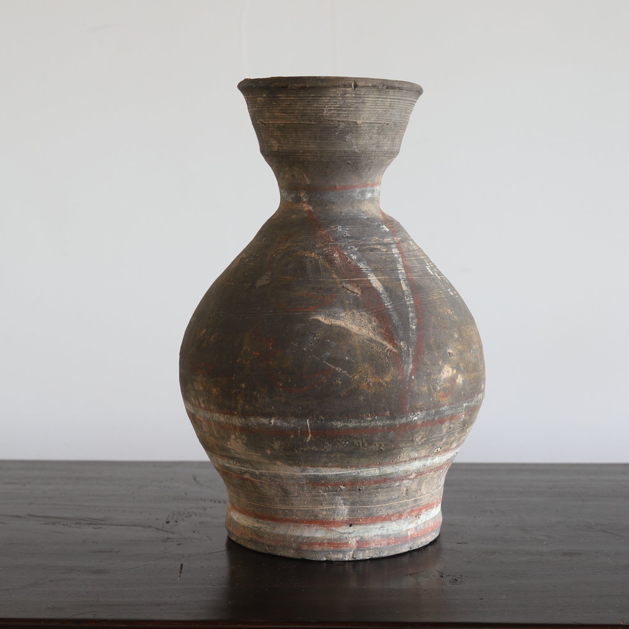 GEFÄSS, Graue Irdenware mit Schlicker und Pigmenten, Han-Dynastie(206 v. Chr.–220 n. Chr.)
