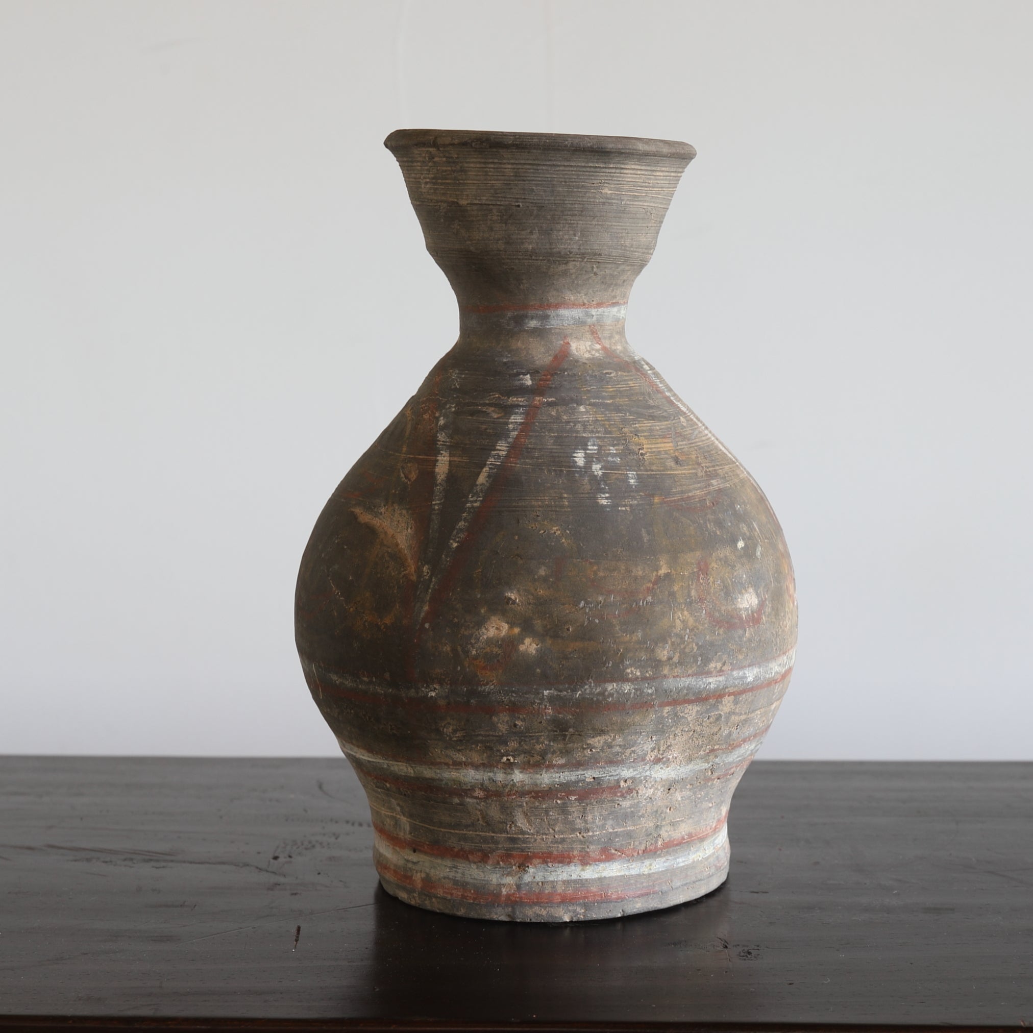 GEFÄSS, Graue Irdenware mit Schlicker und Pigmenten, Han-Dynastie(206 v. Chr.–220 n. Chr.)