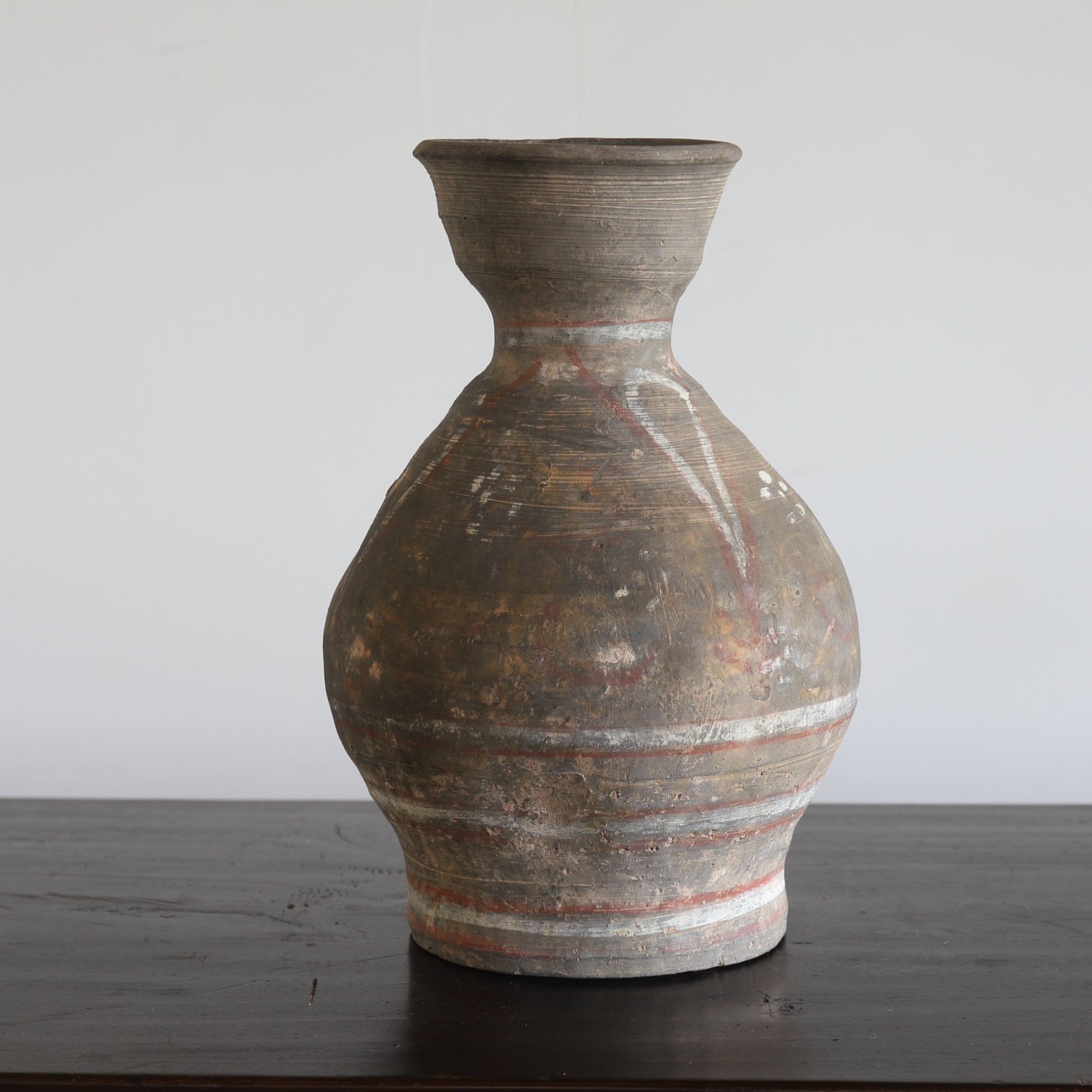 GEFÄSS, Graue Irdenware mit Schlicker und Pigmenten, Han-Dynastie(206 v. Chr.–220 n. Chr.)