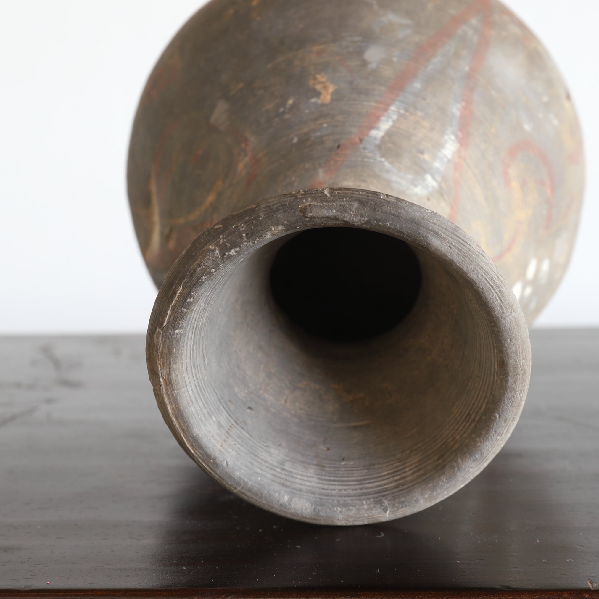 GEFÄSS, Graue Irdenware mit Schlicker und Pigmenten, Han-Dynastie(206 v. Chr.–220 n. Chr.)