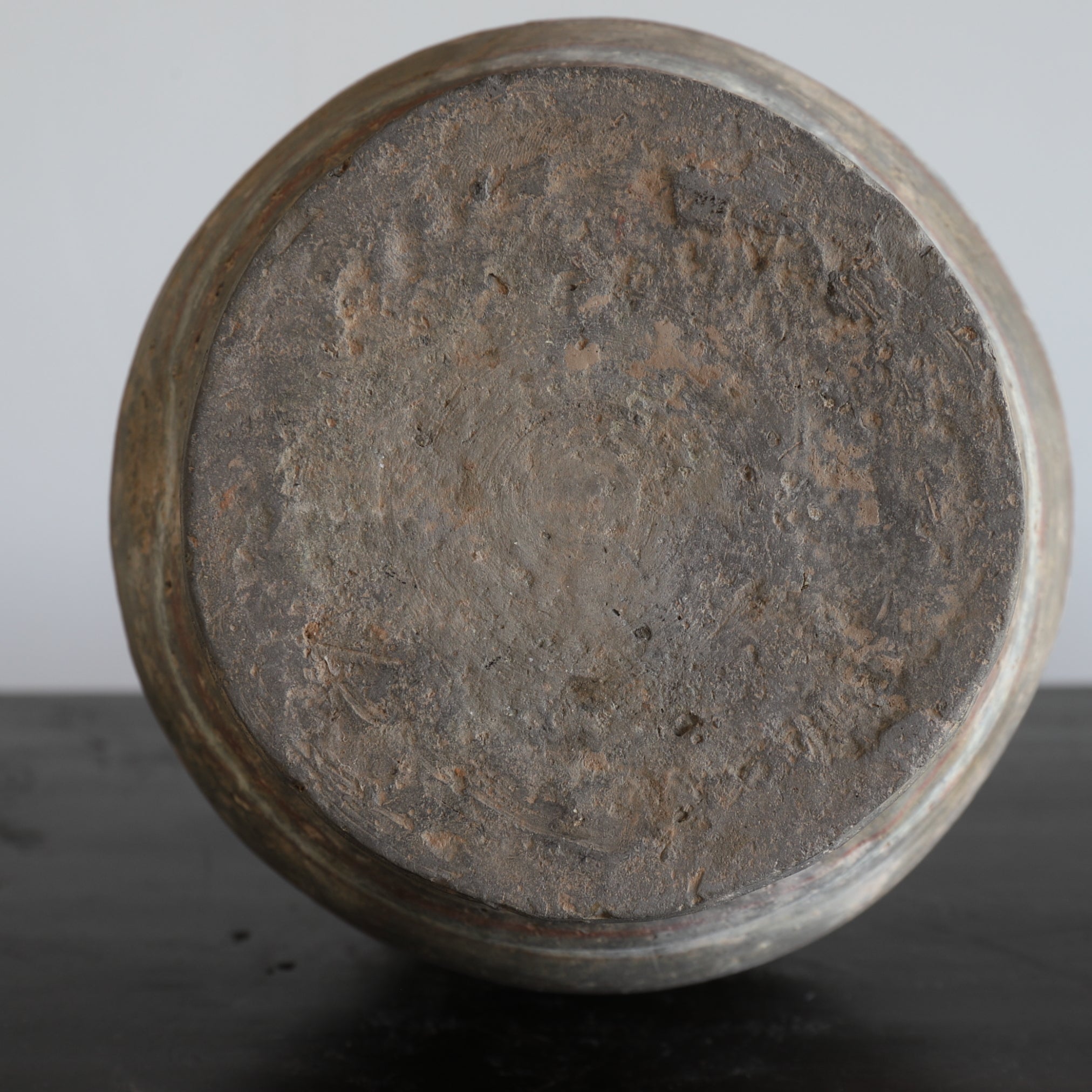 GEFÄSS, Graue Irdenware mit Schlicker und Pigmenten, Han-Dynastie(206 v. Chr.–220 n. Chr.)