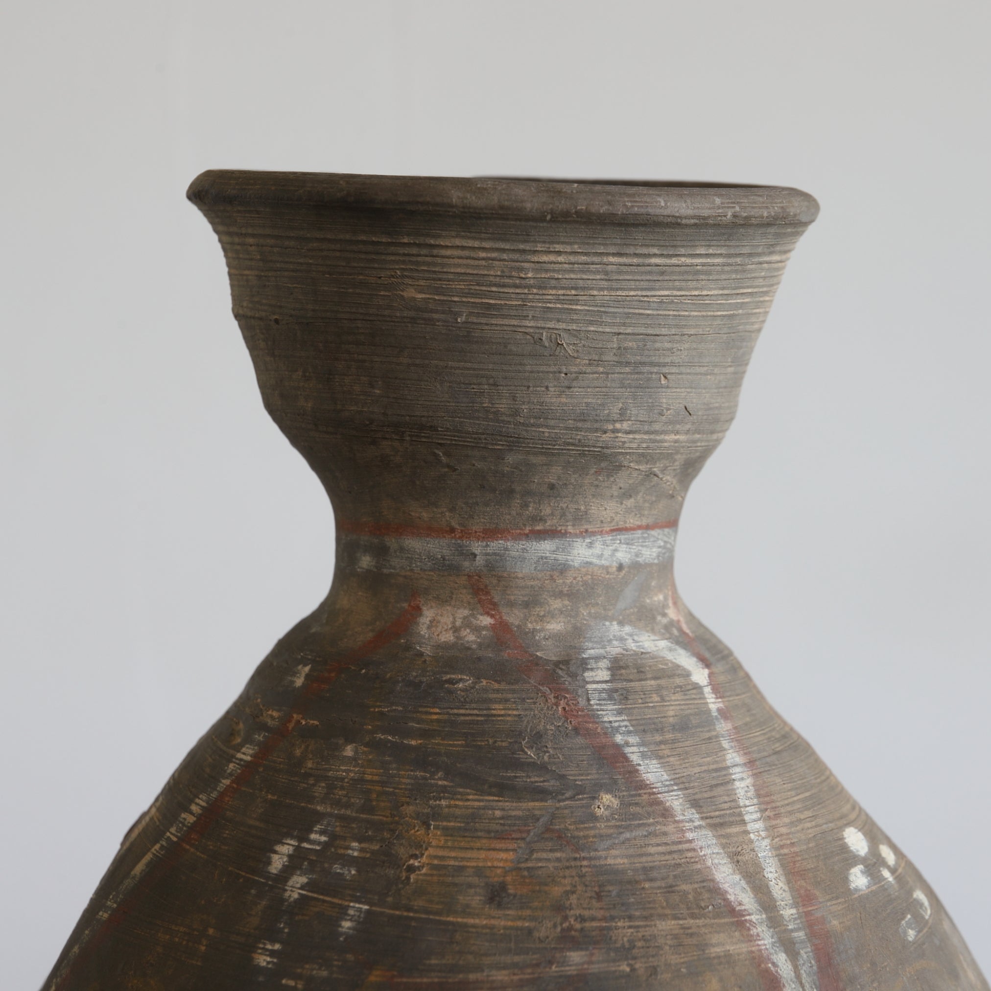 GEFÄSS, Graue Irdenware mit Schlicker und Pigmenten, Han-Dynastie(206 v. Chr.–220 n. Chr.)