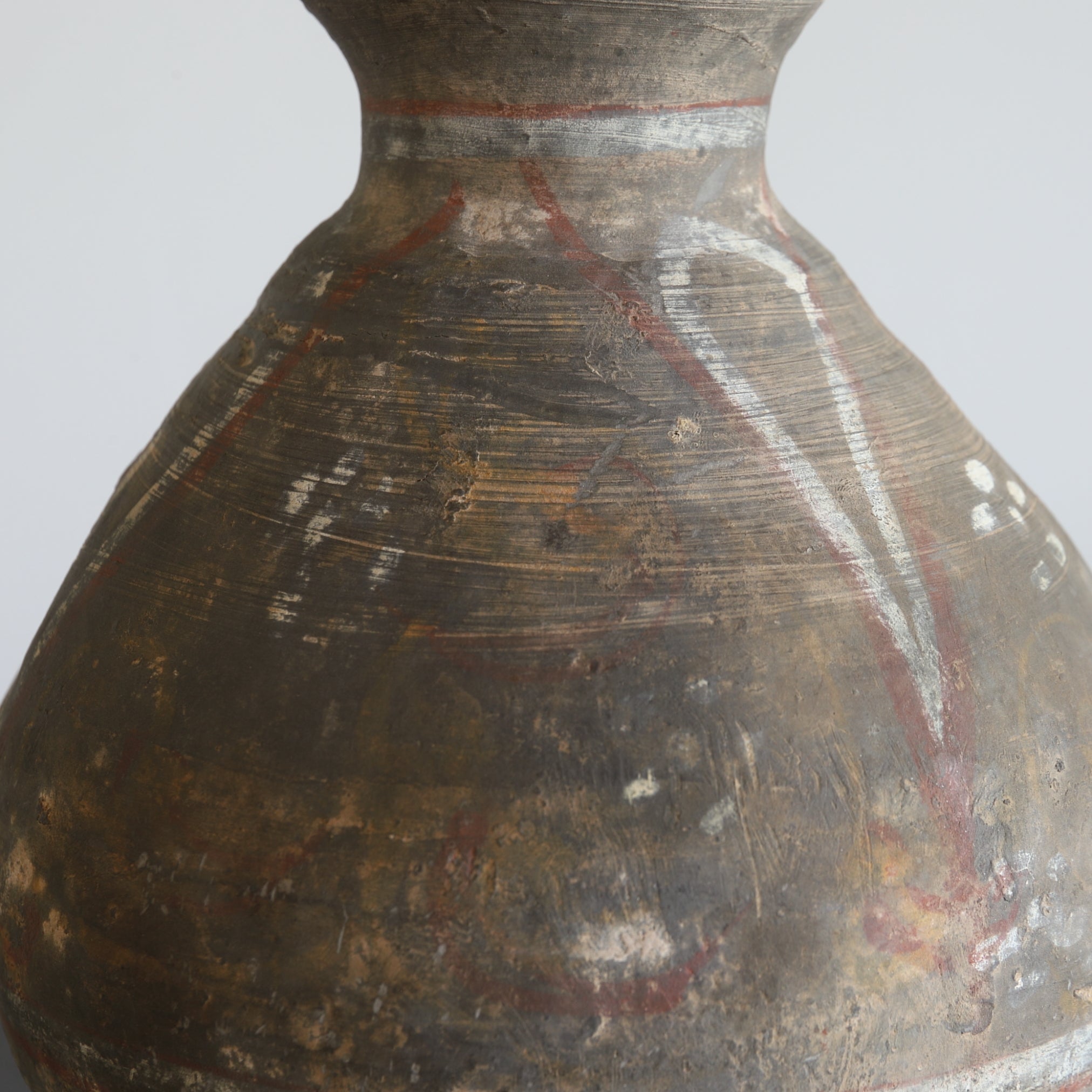 GEFÄSS, Graue Irdenware mit Schlicker und Pigmenten, Han-Dynastie(206 v. Chr.–220 n. Chr.)