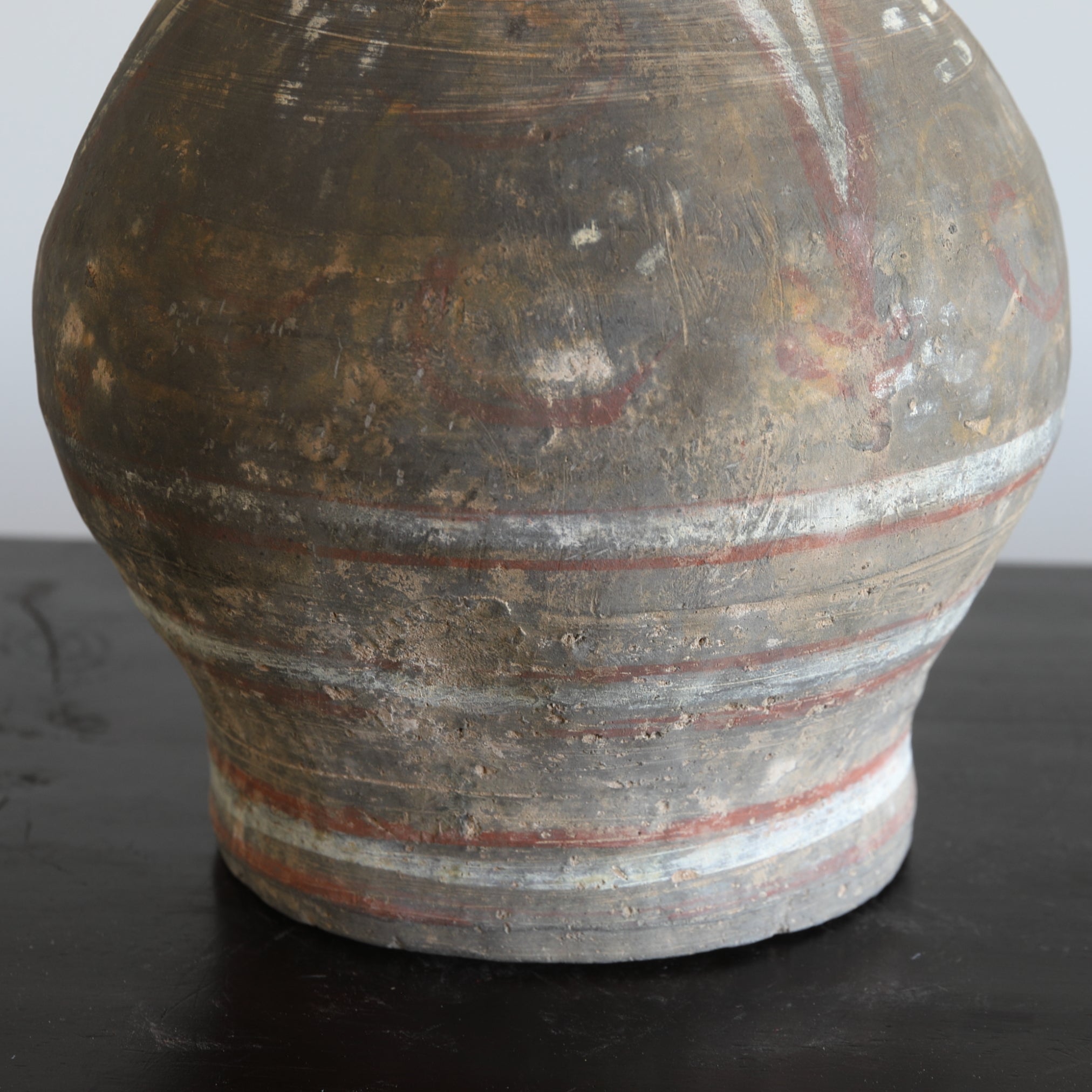 GEFÄSS, Graue Irdenware mit Schlicker und Pigmenten, Han-Dynastie(206 v. Chr.–220 n. Chr.)