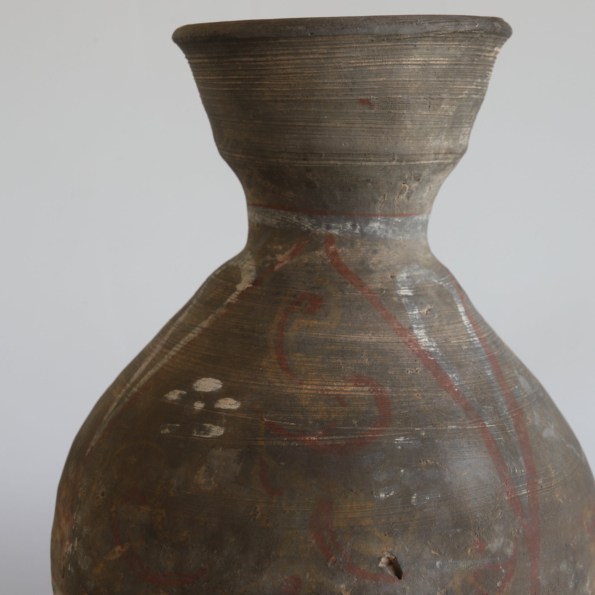 GEFÄSS, Graue Irdenware mit Schlicker und Pigmenten, Han-Dynastie(206 v. Chr.–220 n. Chr.)