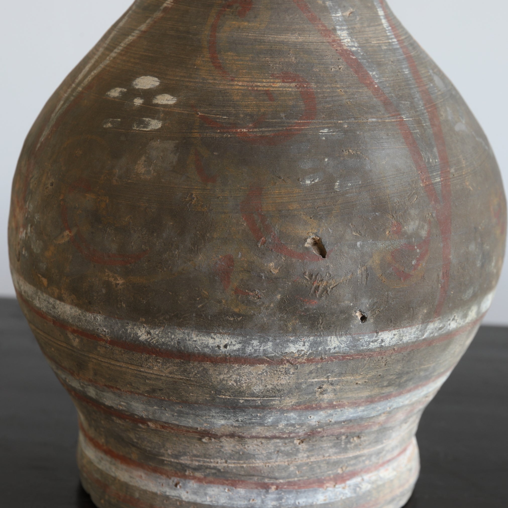 GEFÄSS, Graue Irdenware mit Schlicker und Pigmenten, Han-Dynastie(206 v. Chr.–220 n. Chr.)