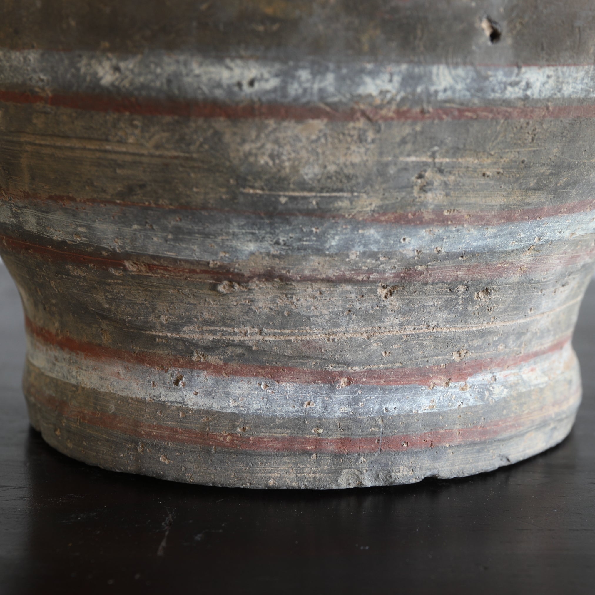 GEFÄSS, Graue Irdenware mit Schlicker und Pigmenten, Han-Dynastie(206 v. Chr.–220 n. Chr.)