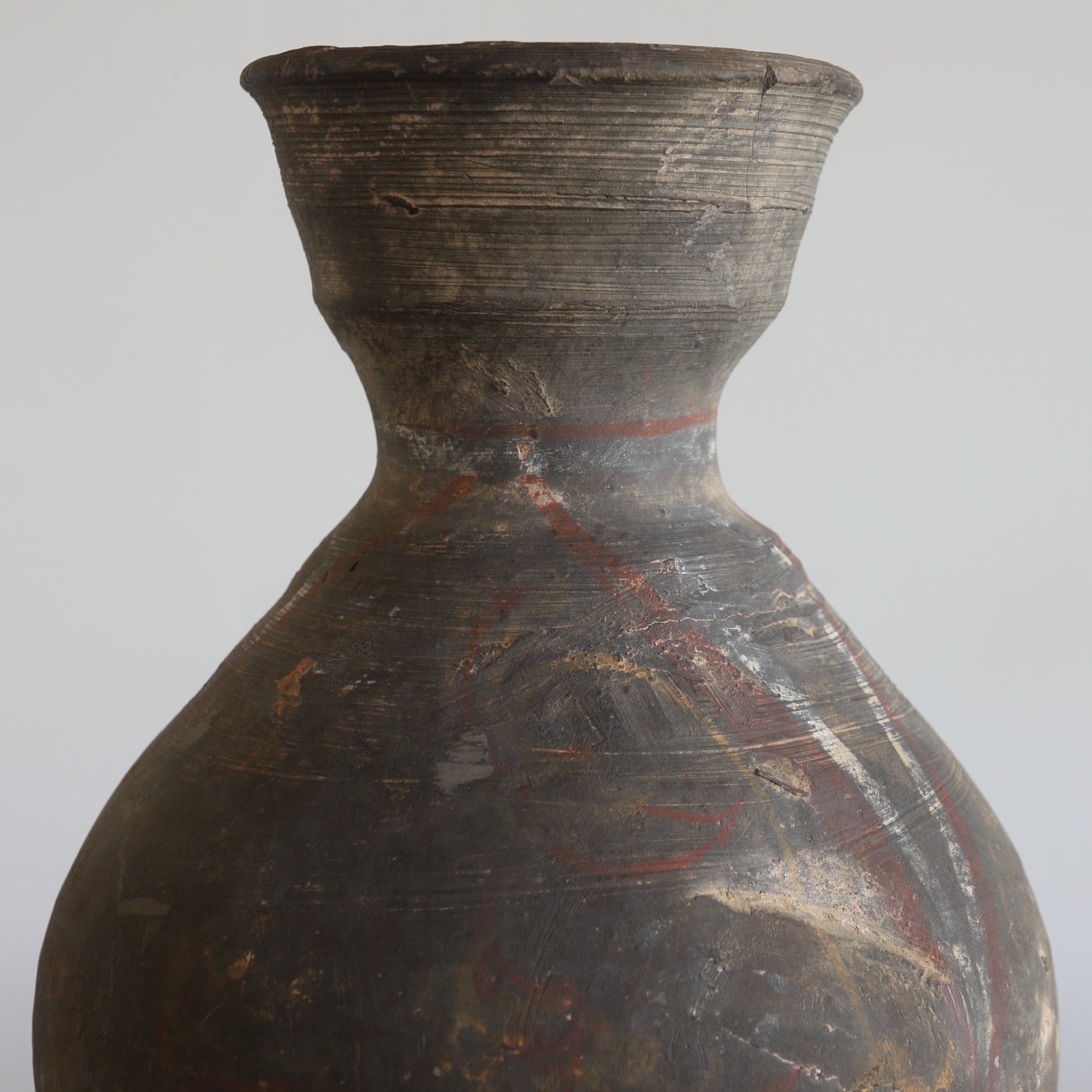 GEFÄSS, Graue Irdenware mit Schlicker und Pigmenten, Han-Dynastie(206 v. Chr.–220 n. Chr.)