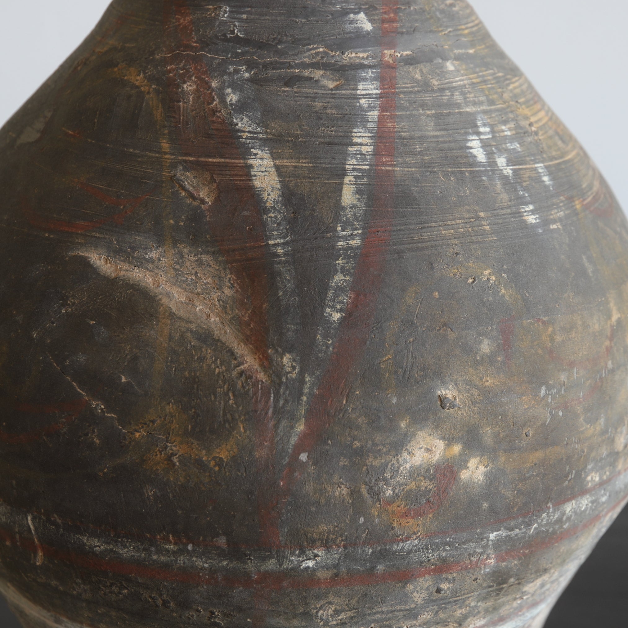 GEFÄSS, Graue Irdenware mit Schlicker und Pigmenten, Han-Dynastie(206 v. Chr.–220 n. Chr.)