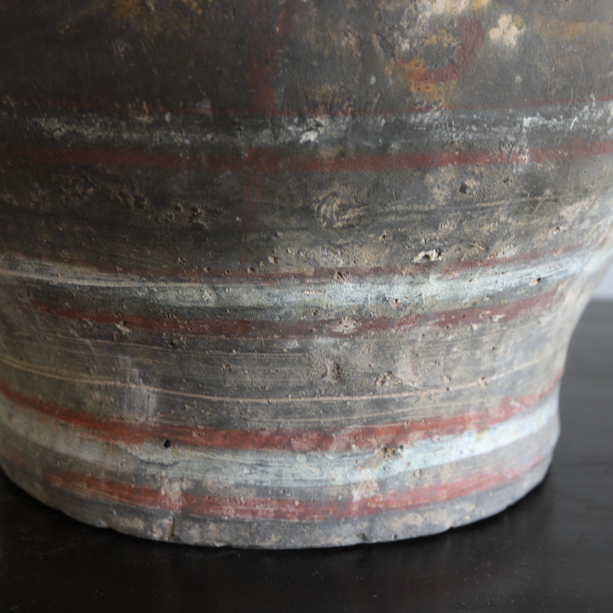 GEFÄSS, Graue Irdenware mit Schlicker und Pigmenten, Han-Dynastie(206 v. Chr.–220 n. Chr.)