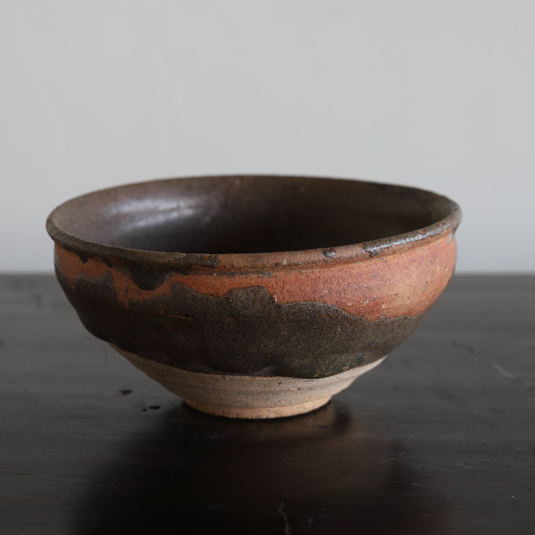 TAZÓN DE TÉ, Ko-Seto, con vidriado de hierro moteado, Período Muromachi(1336–1573 d. C.)