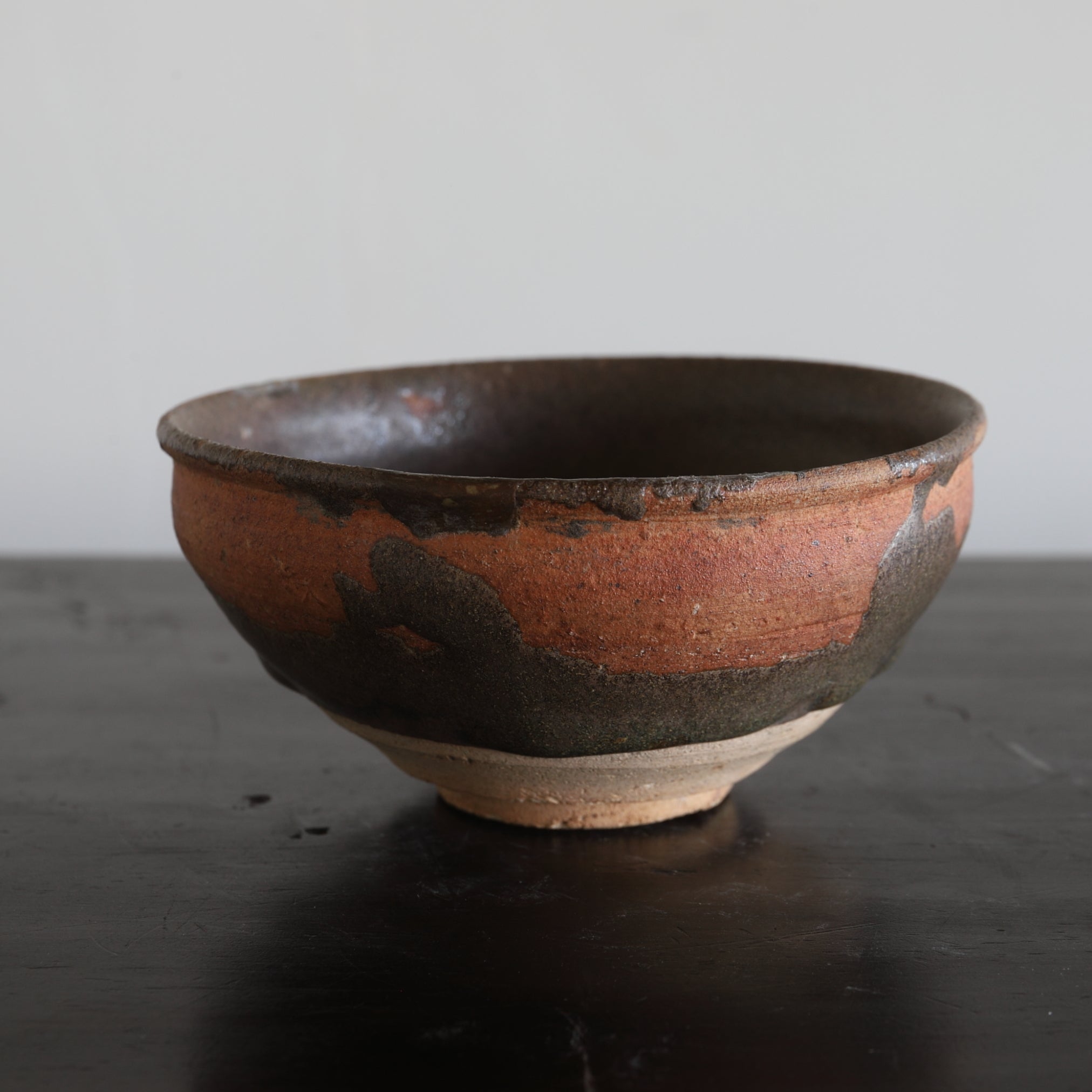TAZÓN DE TÉ, Ko-Seto, con vidriado de hierro moteado, Período Muromachi(1336–1573 d. C.)