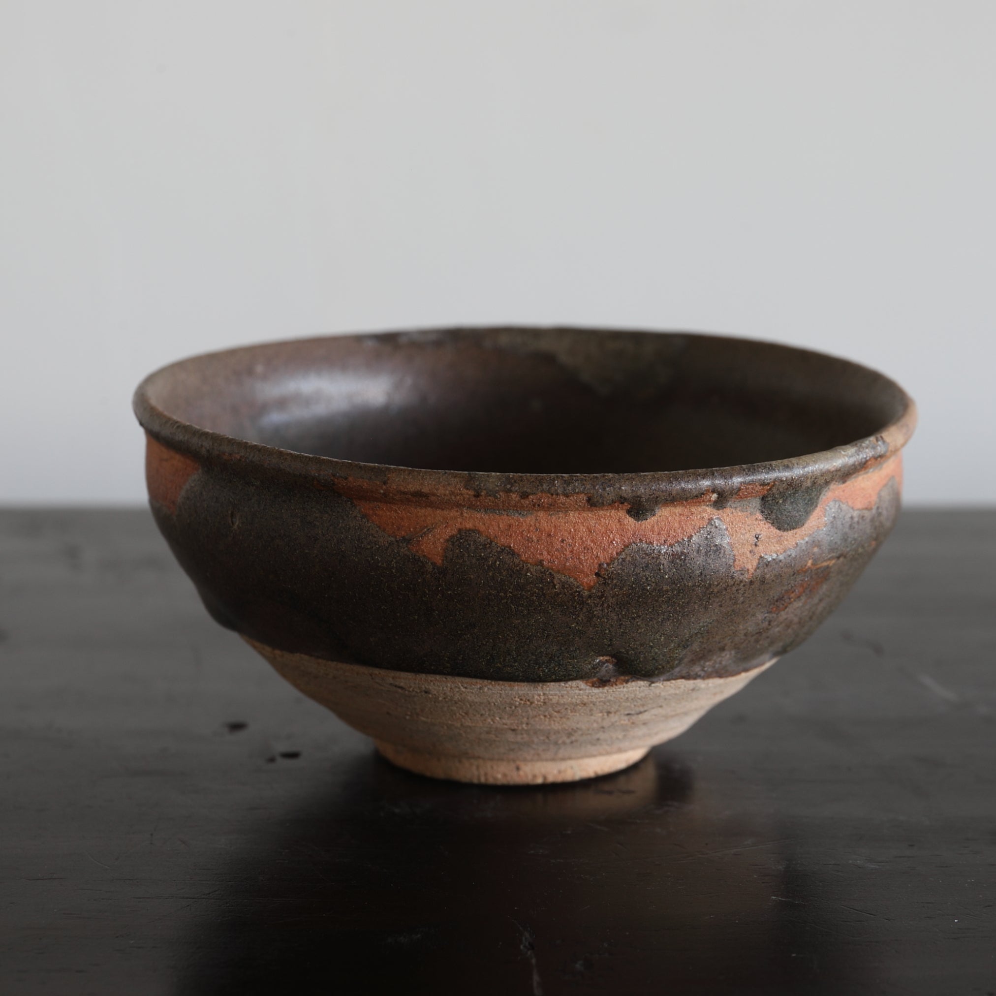 TAZÓN DE TÉ, Ko-Seto, con vidriado de hierro moteado, Período Muromachi(1336–1573 d. C.)