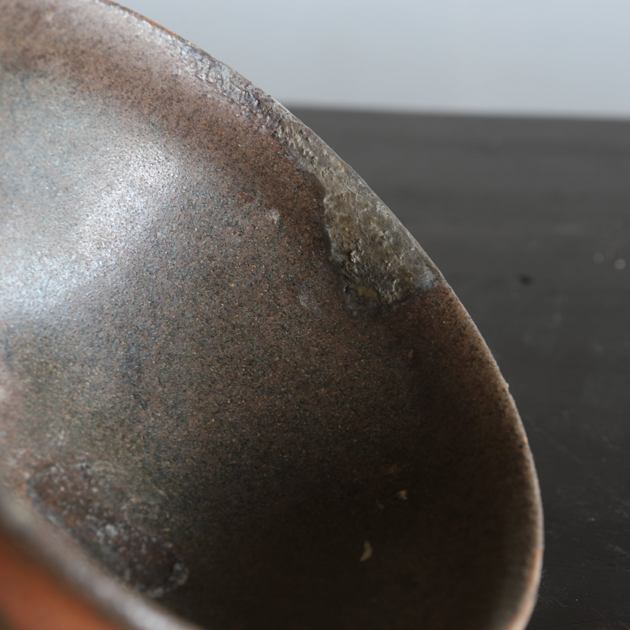 TAZÓN DE TÉ, Ko-Seto, con vidriado de hierro moteado, Período Muromachi(1336–1573 d. C.)